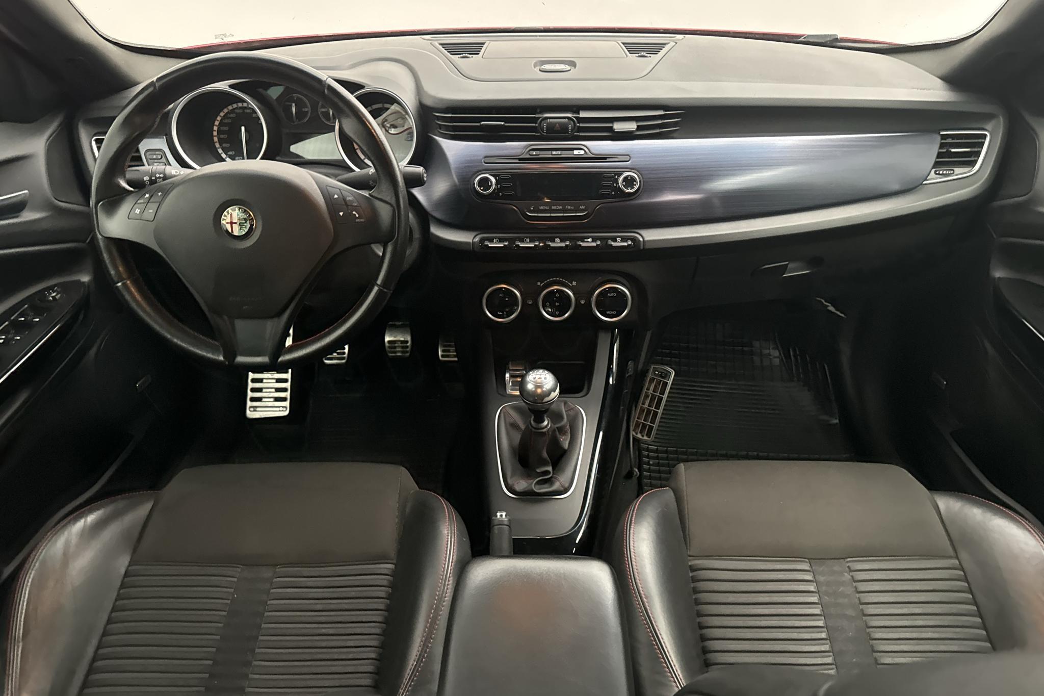 Alfa Romeo Giulietta 2.0 JTDm (140hk) - 151 230 km - Käsitsi - punane - 2012