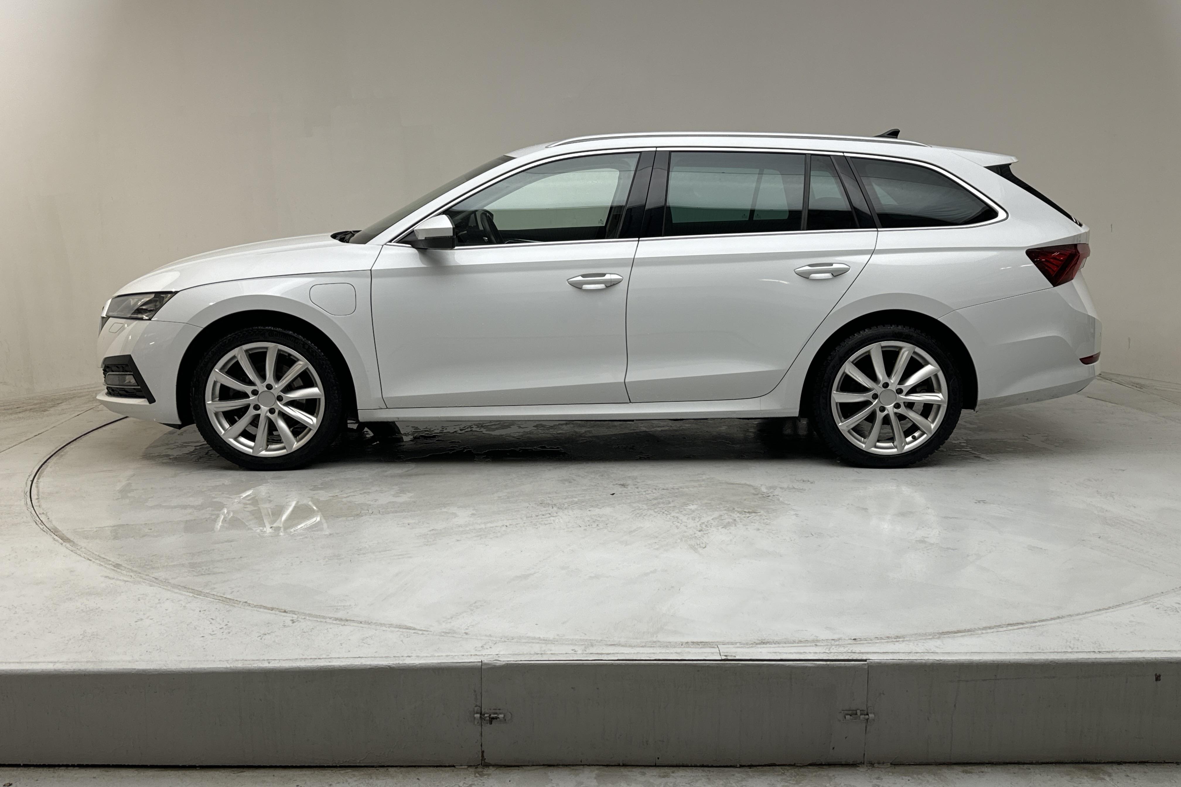 Skoda Octavia 1.4 iV PHEV Combi (204hk) - 132 850 km - Automatyczna - biały - 2021