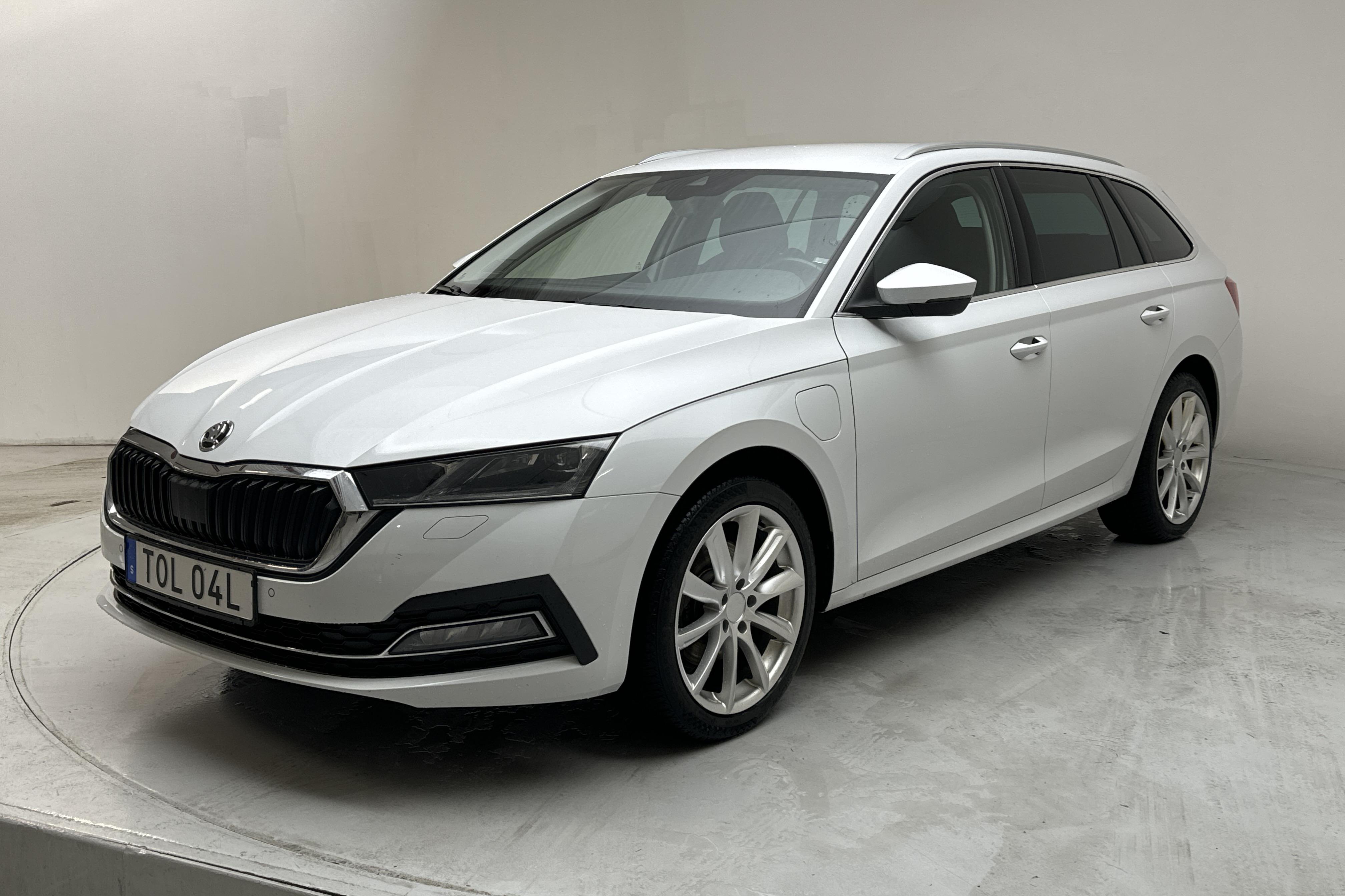 Skoda Octavia 1.4 iV PHEV Combi (204hk) - 132 850 km - Automatyczna - biały - 2021