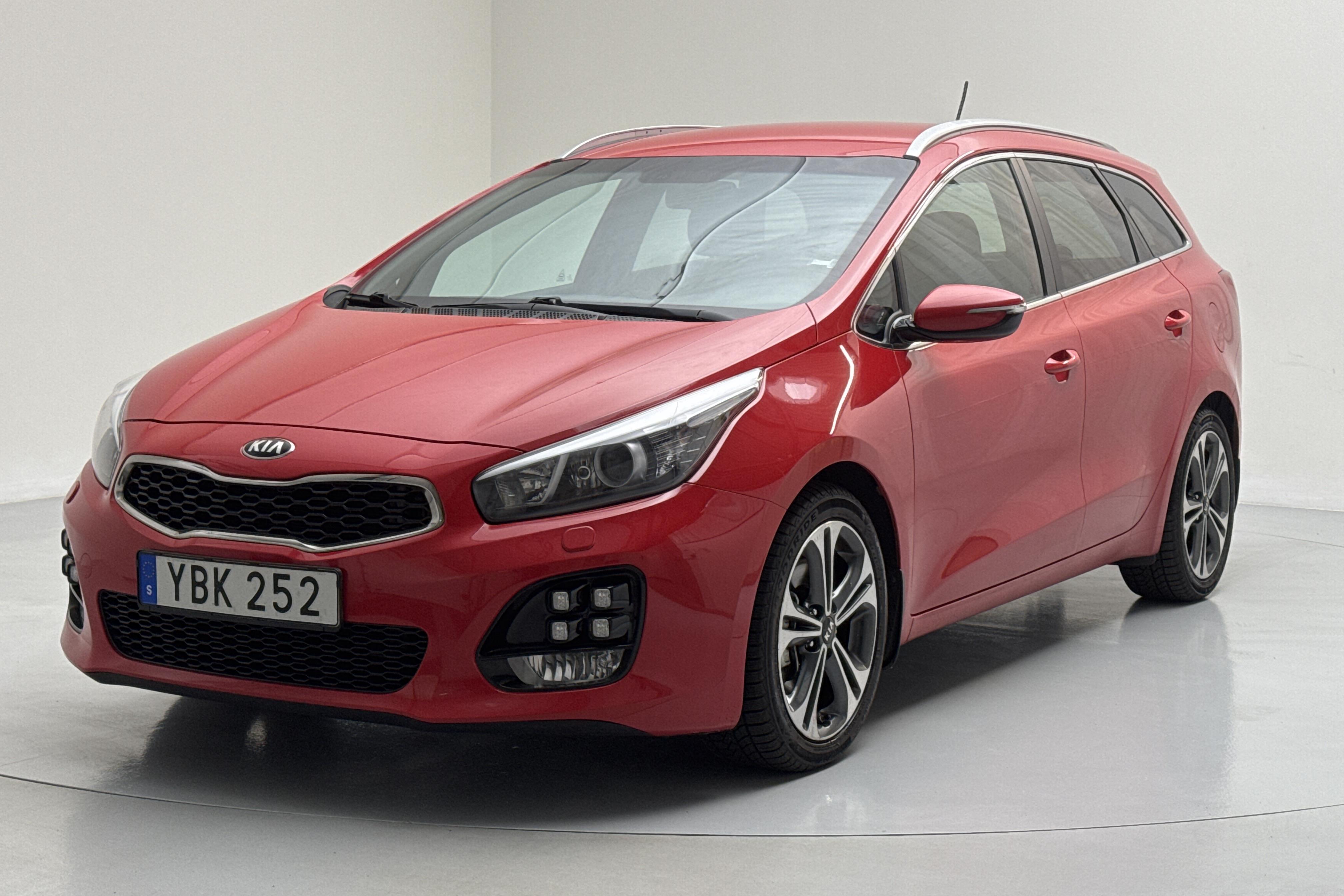 KIA Cee'd 1.6 CRDi SW (136hk) - 234 800 km - Käsitsi - punane - 2016