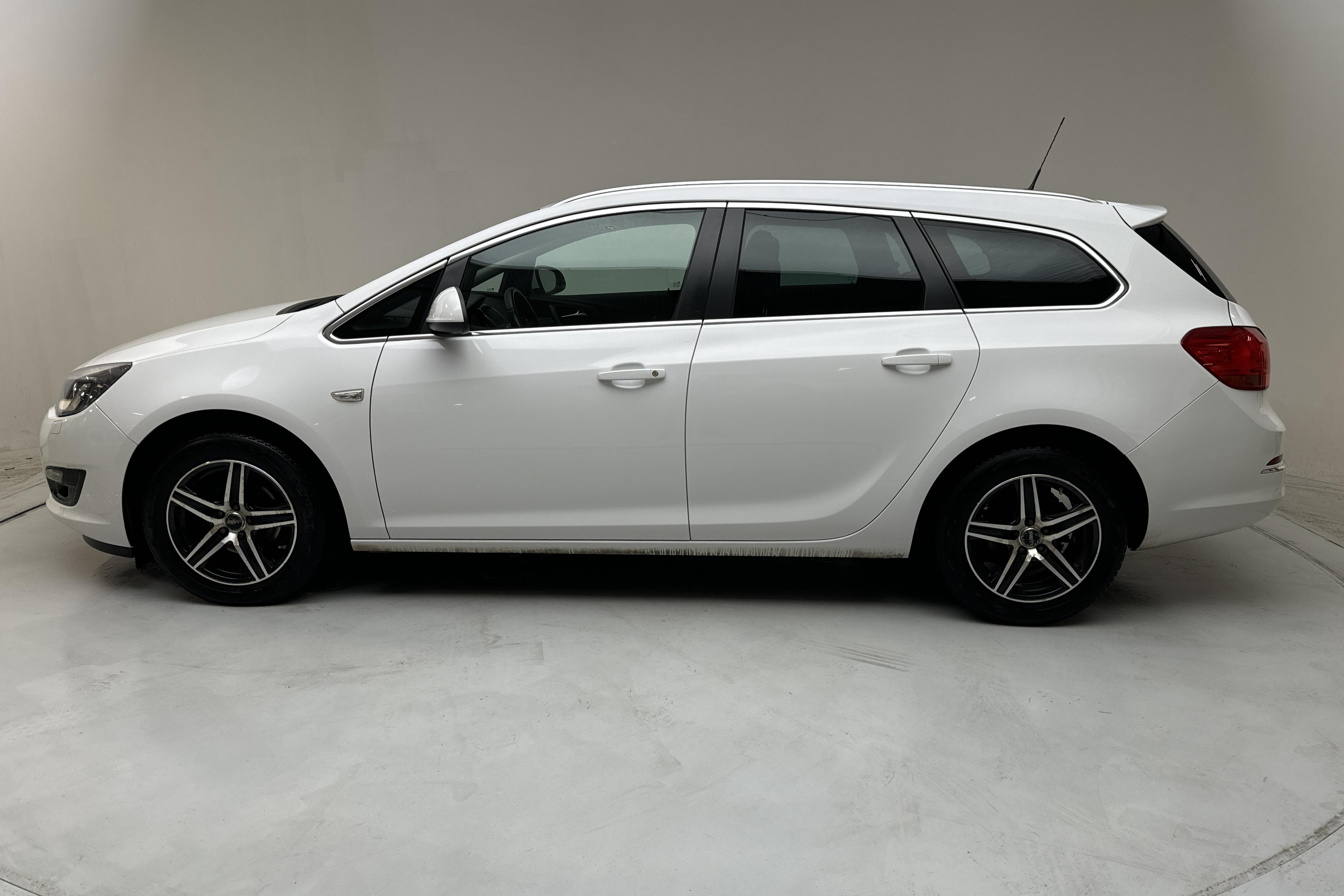 Opel Astra 1.4 Turbo ECOTEC Sports Tourer (140hk) - 96 570 km - Manual - white - 2016