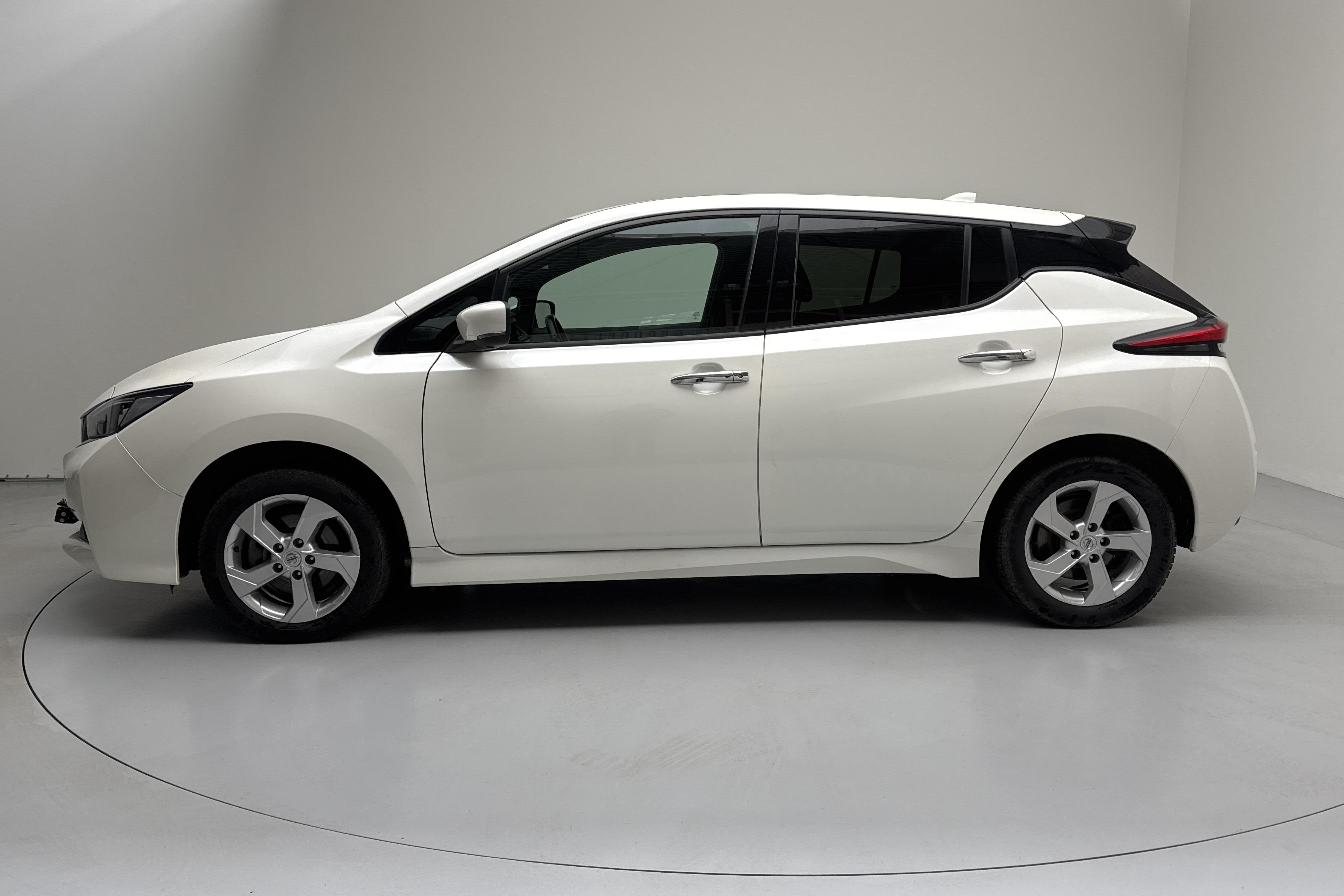 Nissan LEAF 5dr 62 kWh (214hk) - 93 890 km - Automatic - white - 2021