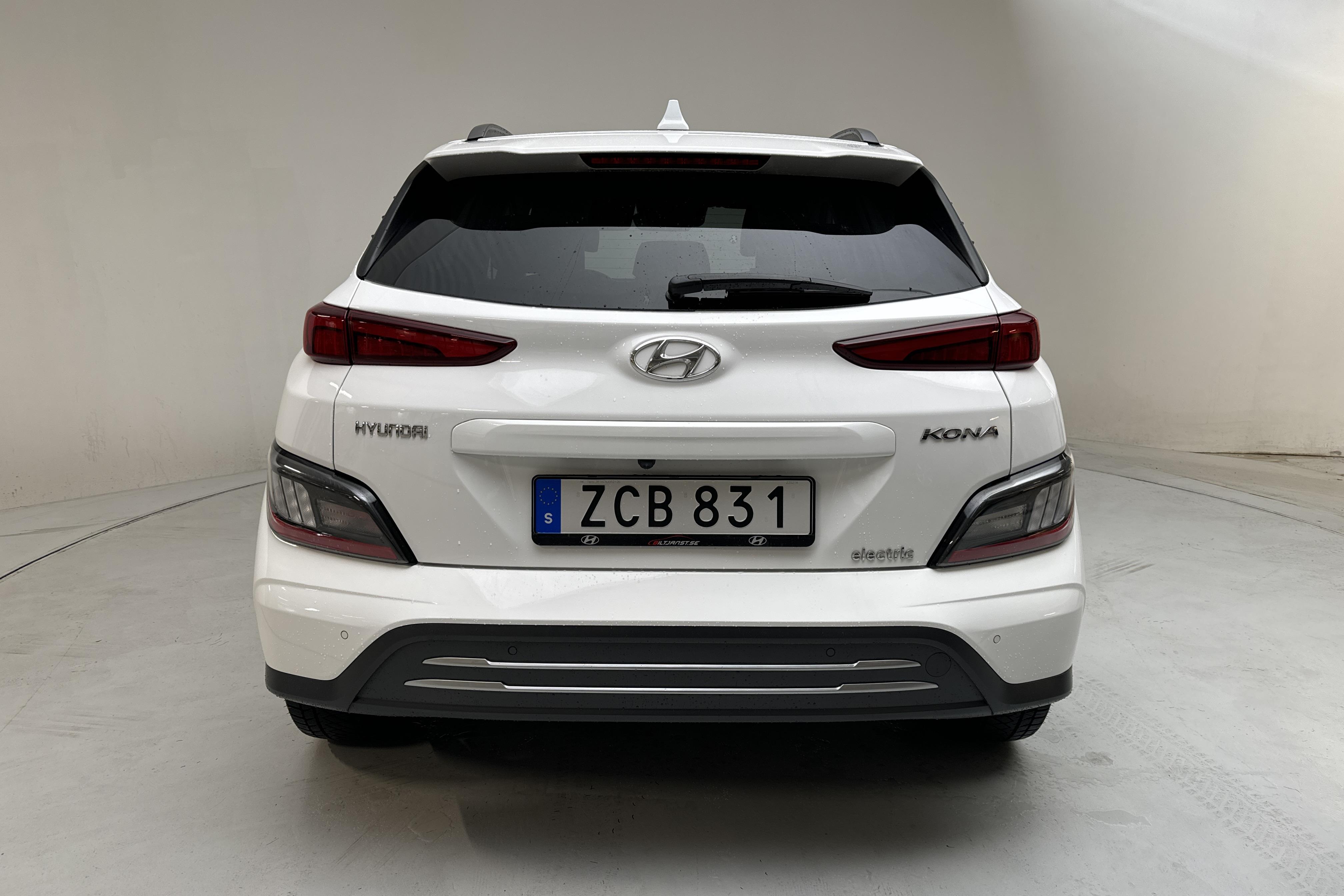 Hyundai Kona Electric Standard Range 39kWh (136hk) - 2 474 mil - Automat - vit - 2022