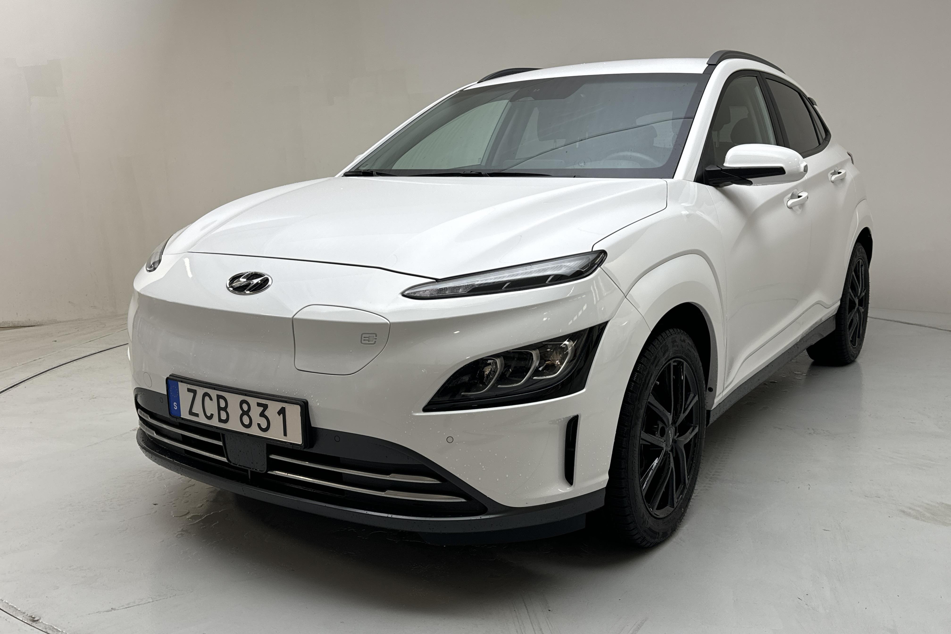 Hyundai Kona Electric Standard Range 39kWh (136hk) - 2 474 mil - Automat - vit - 2022