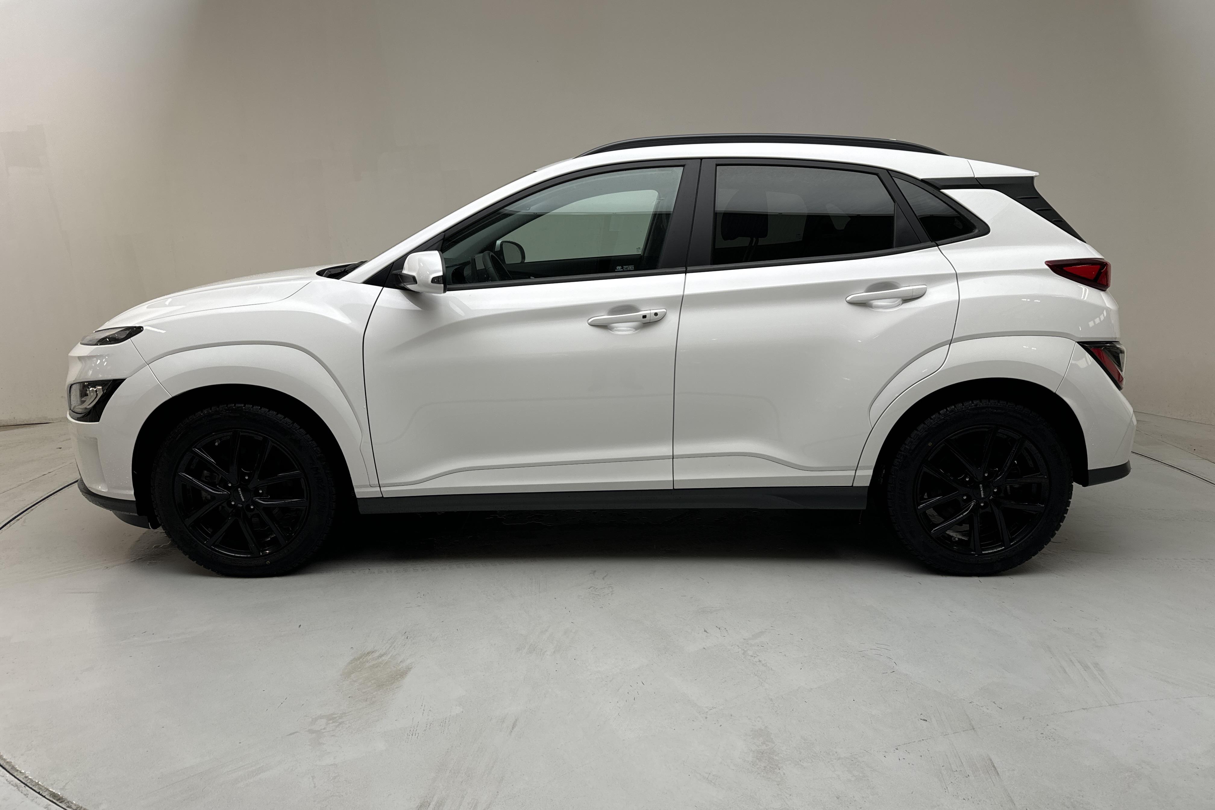 Hyundai Kona Electric Standard Range 39kWh (136hk) - 2 474 mil - Automat - vit - 2022