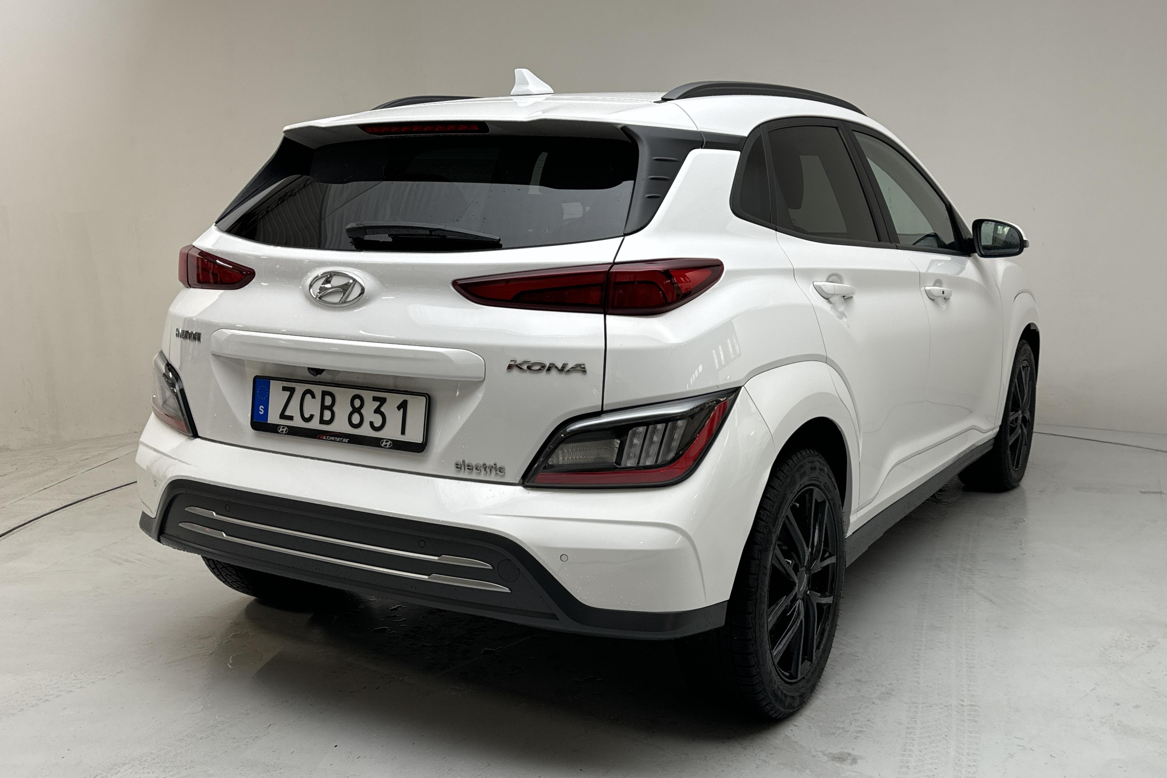 Hyundai Kona Electric Standard Range 39kWh (136hk) - 2 474 mil - Automat - vit - 2022