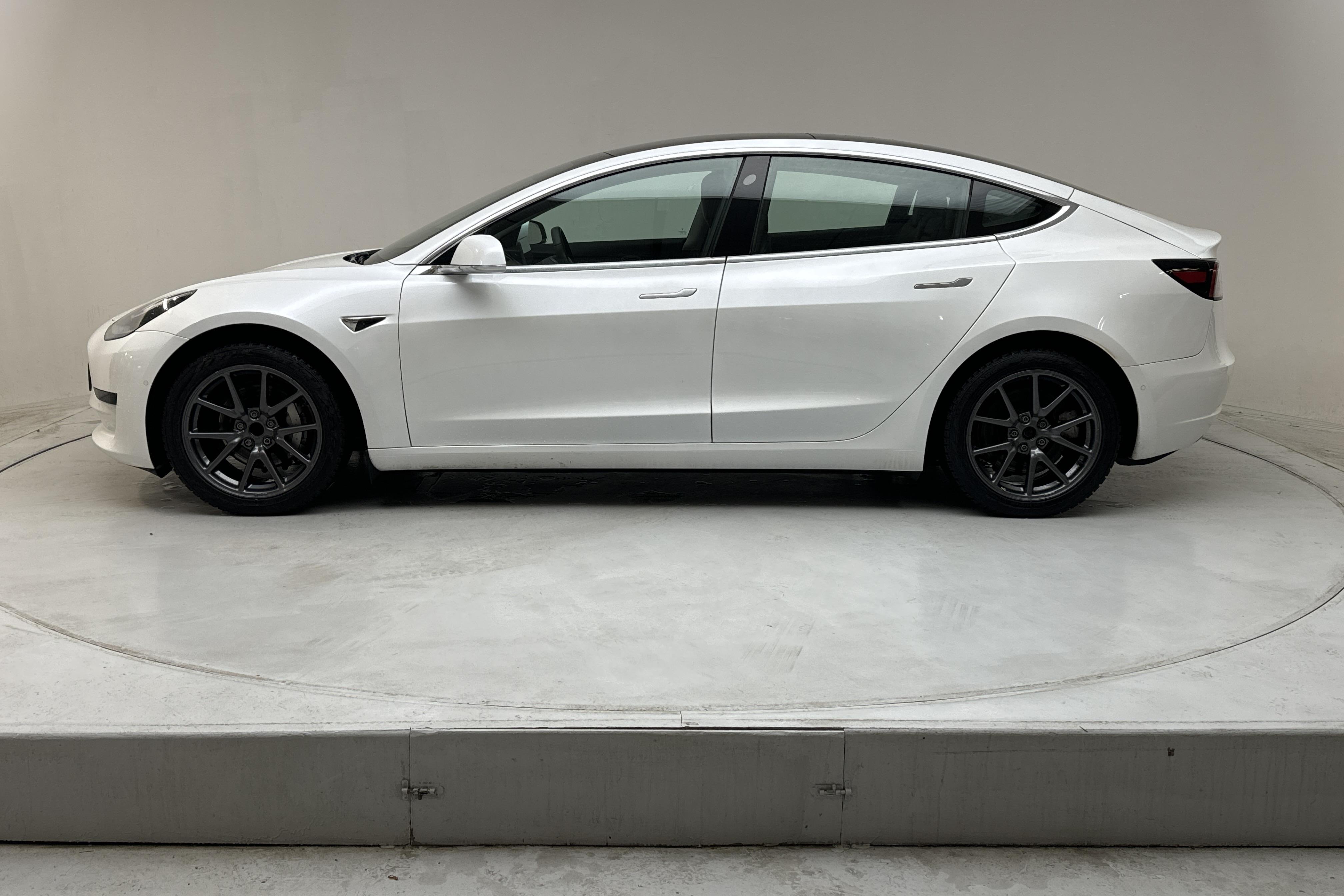 Tesla Model 3 Standard Range RWD - 106 730 km - Automaattinen - valkoinen - 2020