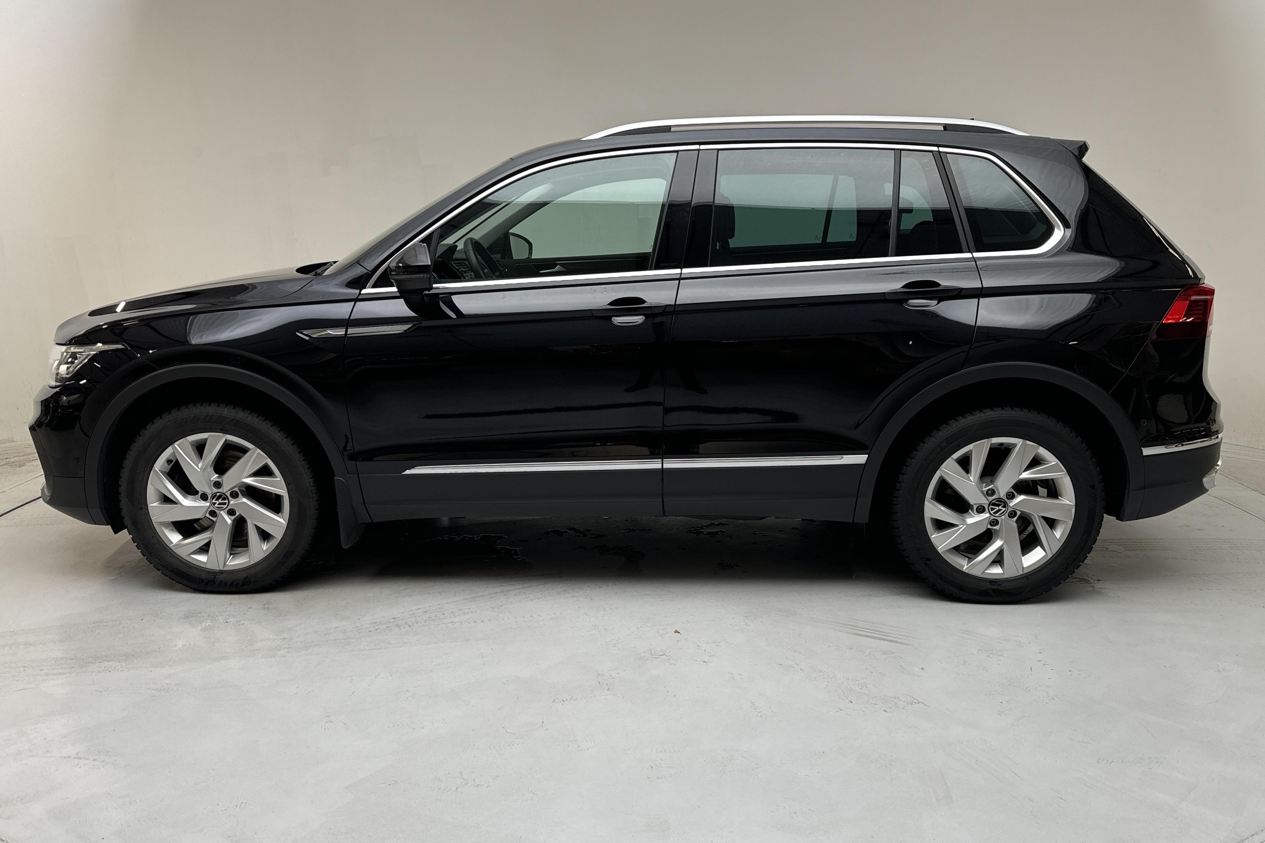 VW Tiguan 2.0 TDI 4MOTION (200hk) - 107 790 km - Automatyczna - czarny - 2021