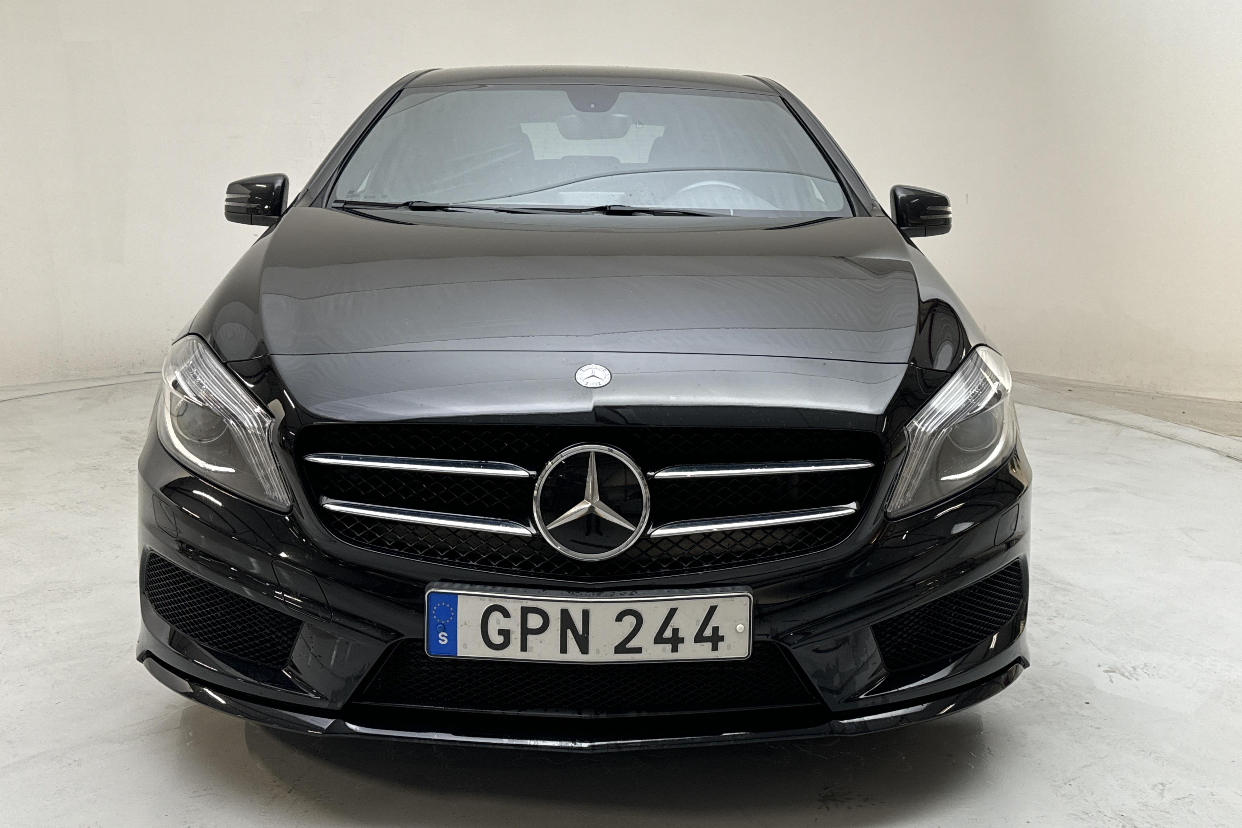 Mercedes A 180 5dr W176 (122hk) - 102 720 km - Manual - black - 2015