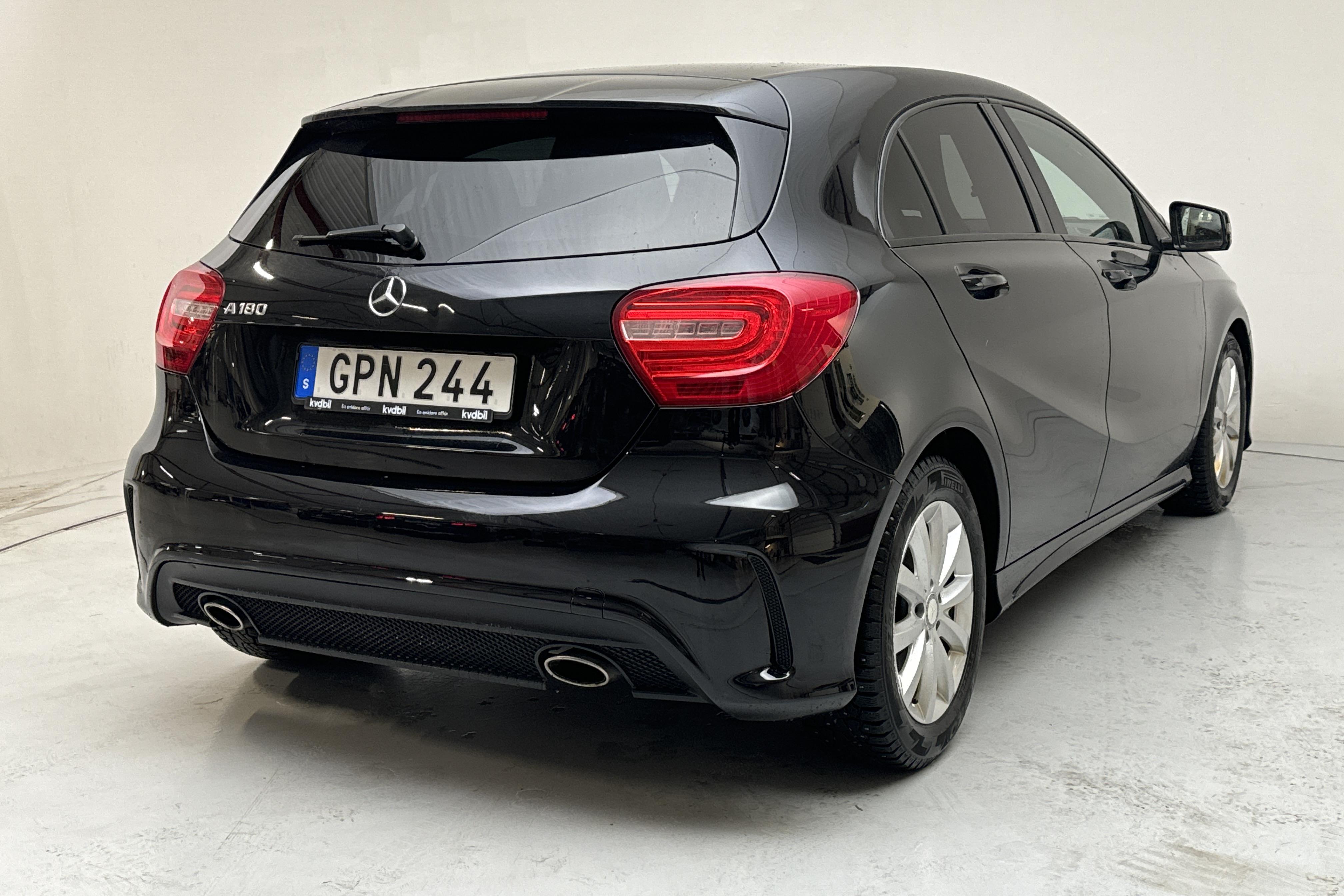 Mercedes A 180 5dr W176 (122hk) - 102 720 km - Manual - black - 2015