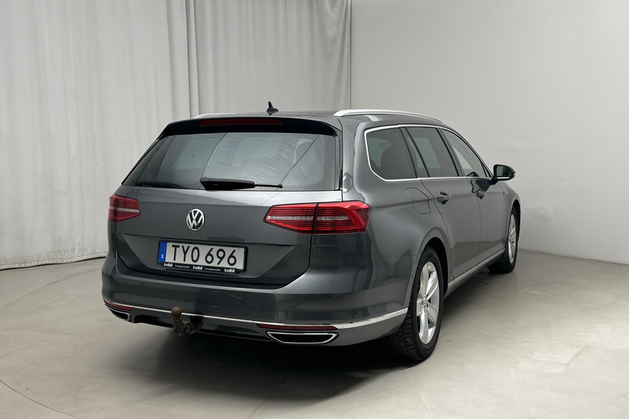 VW Passat 2.0 TDI BiTurbo Sportscombi 4MOTION (240hk) - 156 820 km - Automatic - gray - 2015