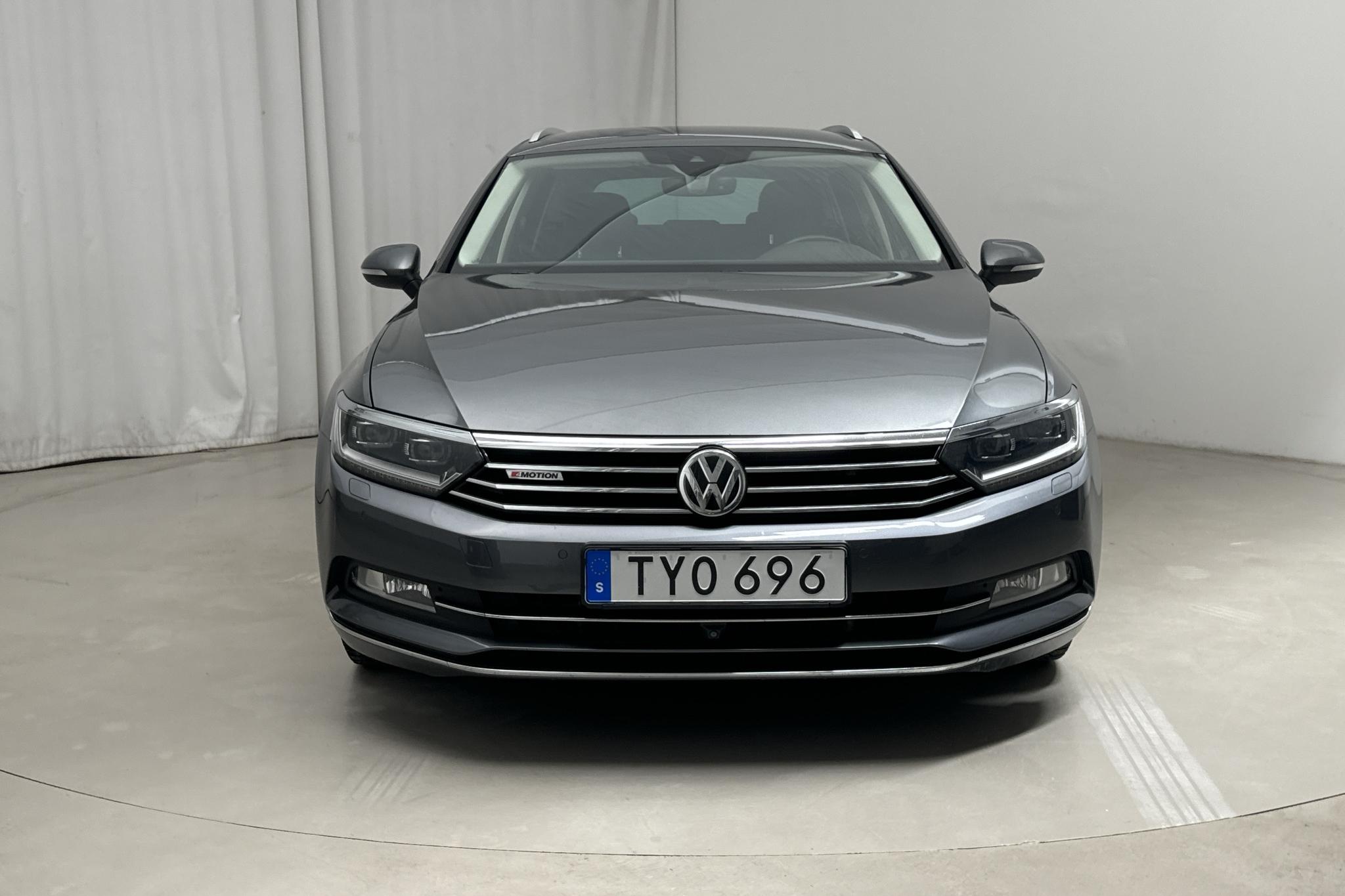 VW Passat 2.0 TDI BiTurbo Sportscombi 4MOTION (240hk) - 156 820 km - Automatic - gray - 2015