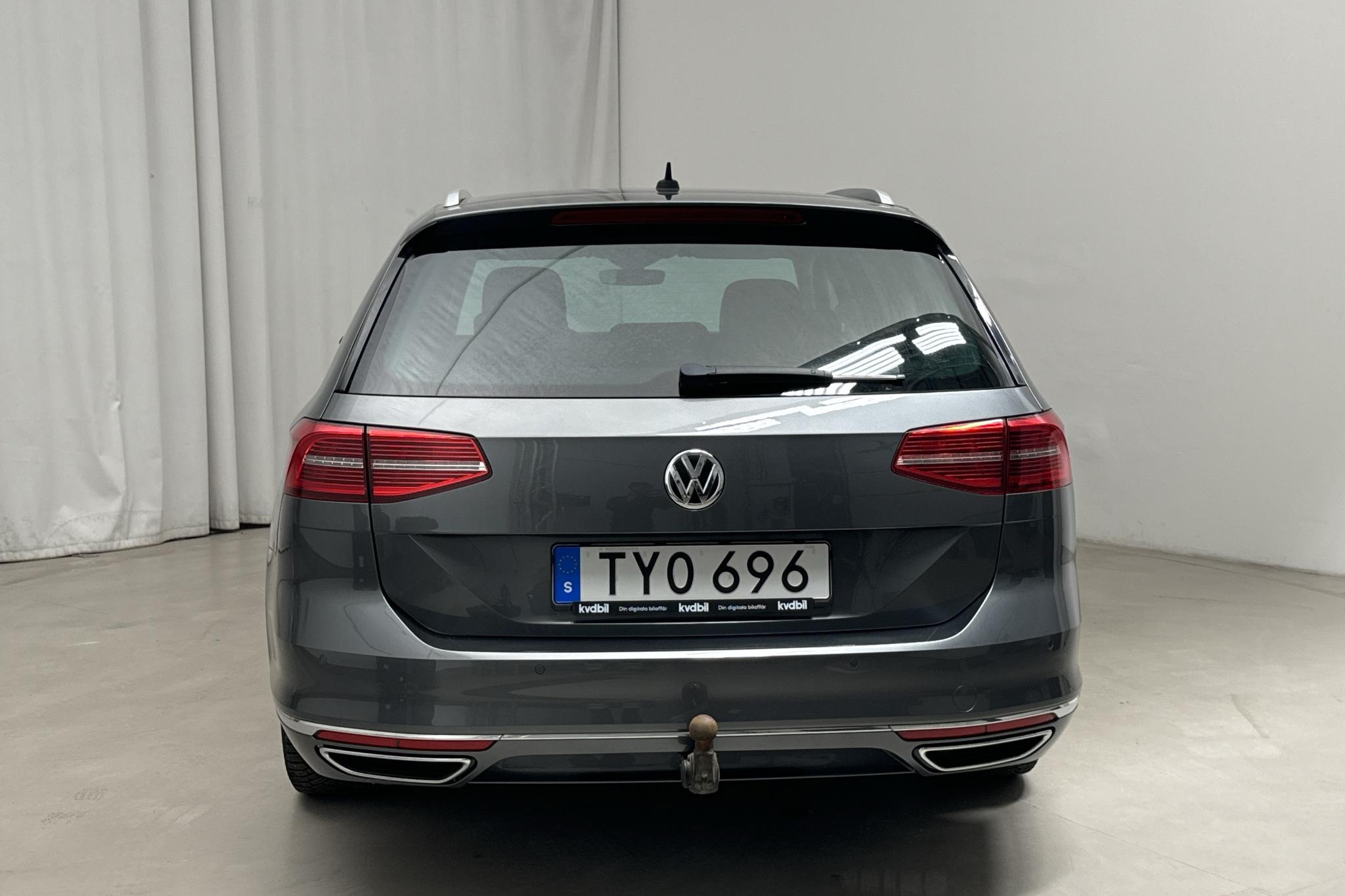 VW Passat 2.0 TDI BiTurbo Sportscombi 4MOTION (240hk) - 156 820 km - Automatic - gray - 2015