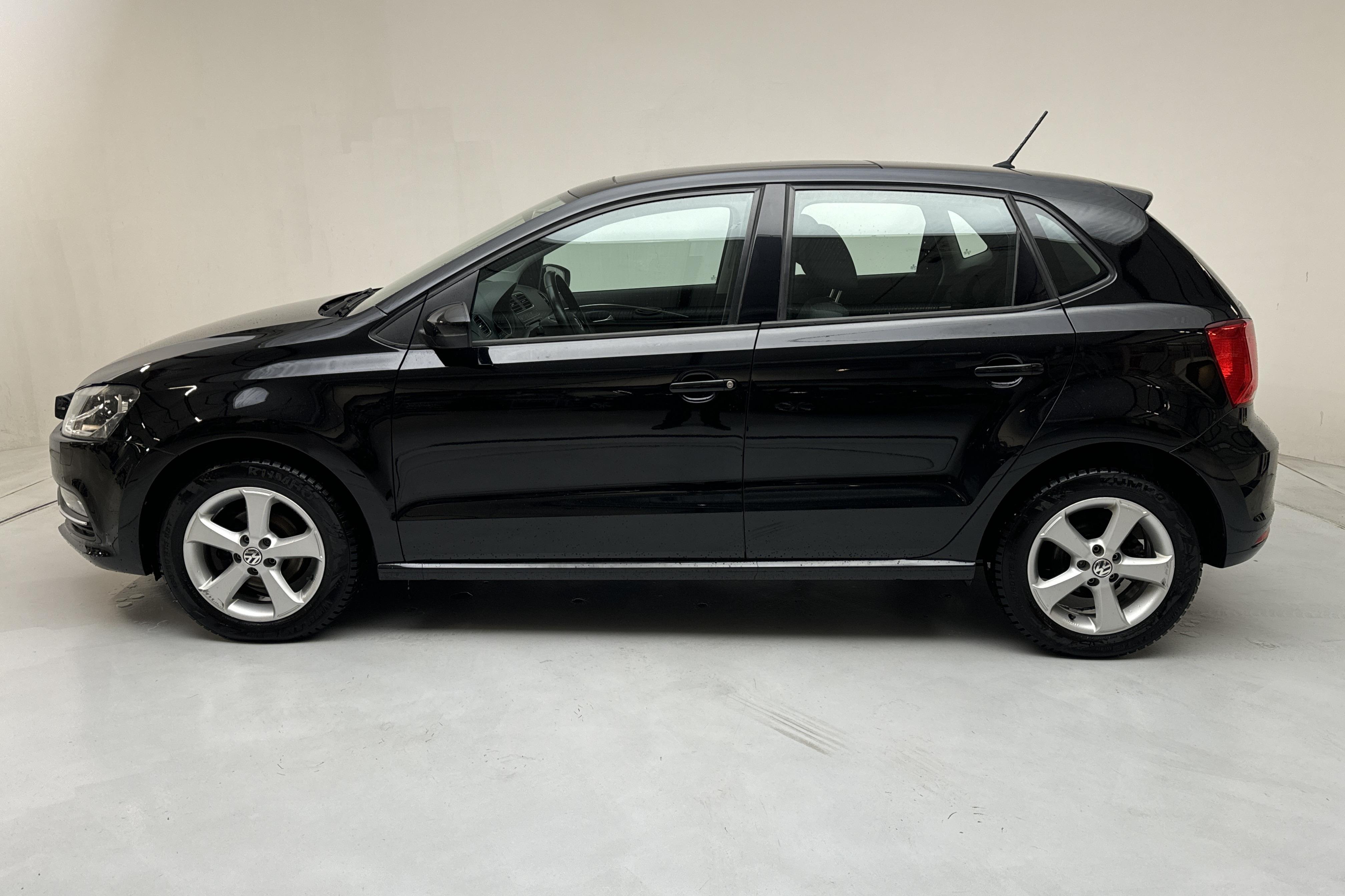 VW Polo 1.2 TSI 5dr (90hk) - 100 240 km - Manualna - czarny - 2017