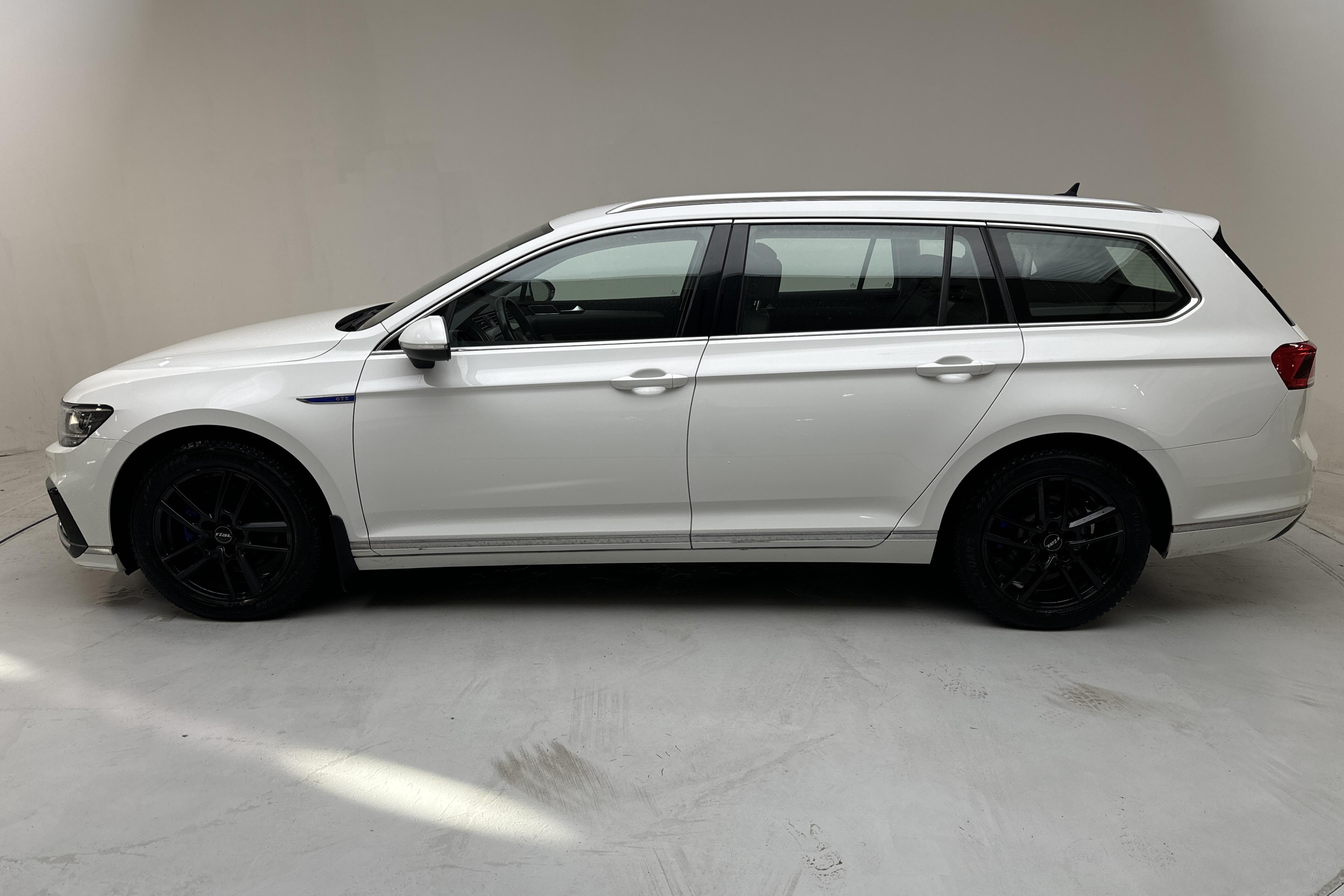 VW Passat 1.4 GTE Sportscombi (218hk) - 13 324 mil - Automat - vit - 2021