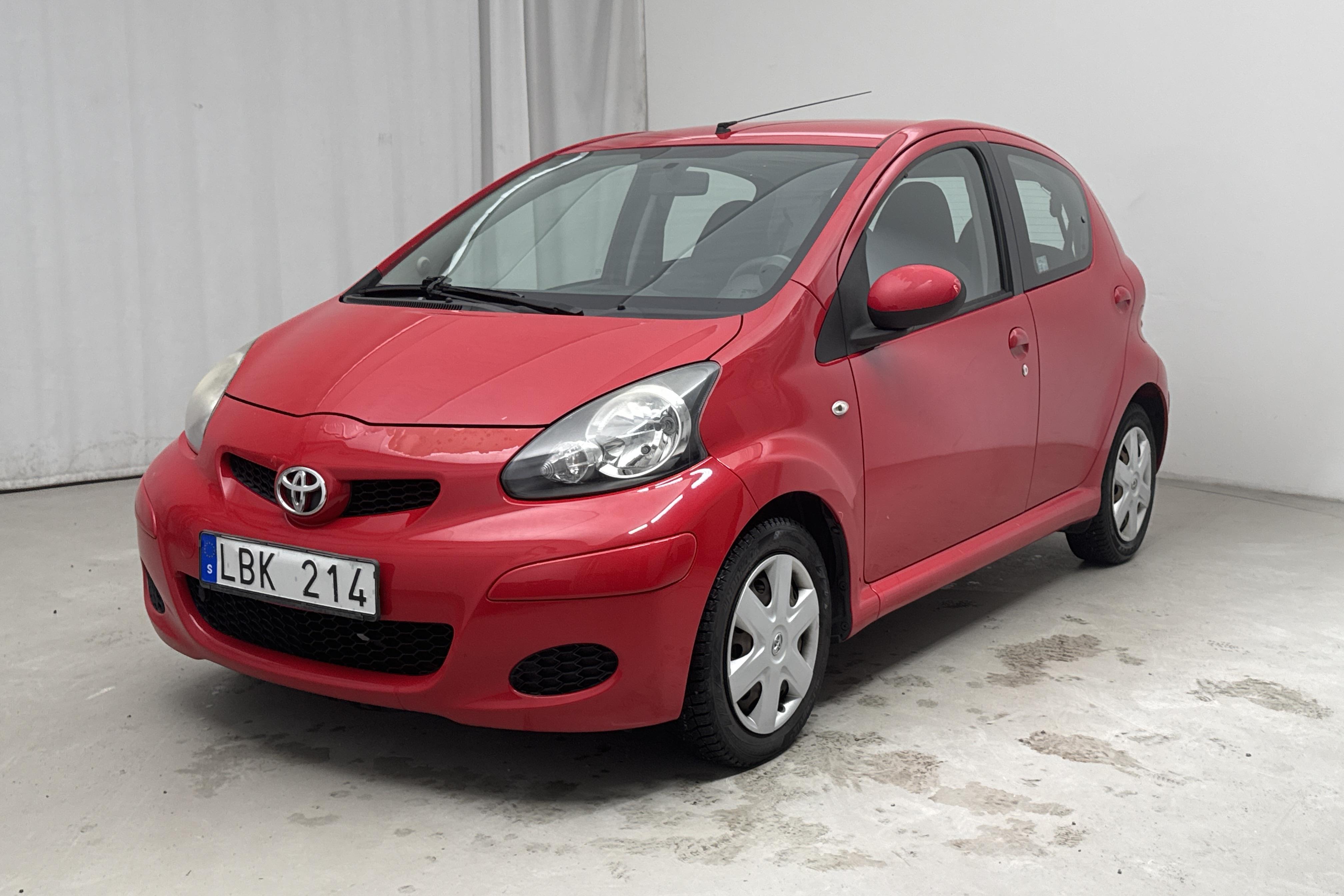 Toyota Aygo 1.0 VVT-i 5dr (68hk) - 9 406 mil - Manuell - röd - 2010