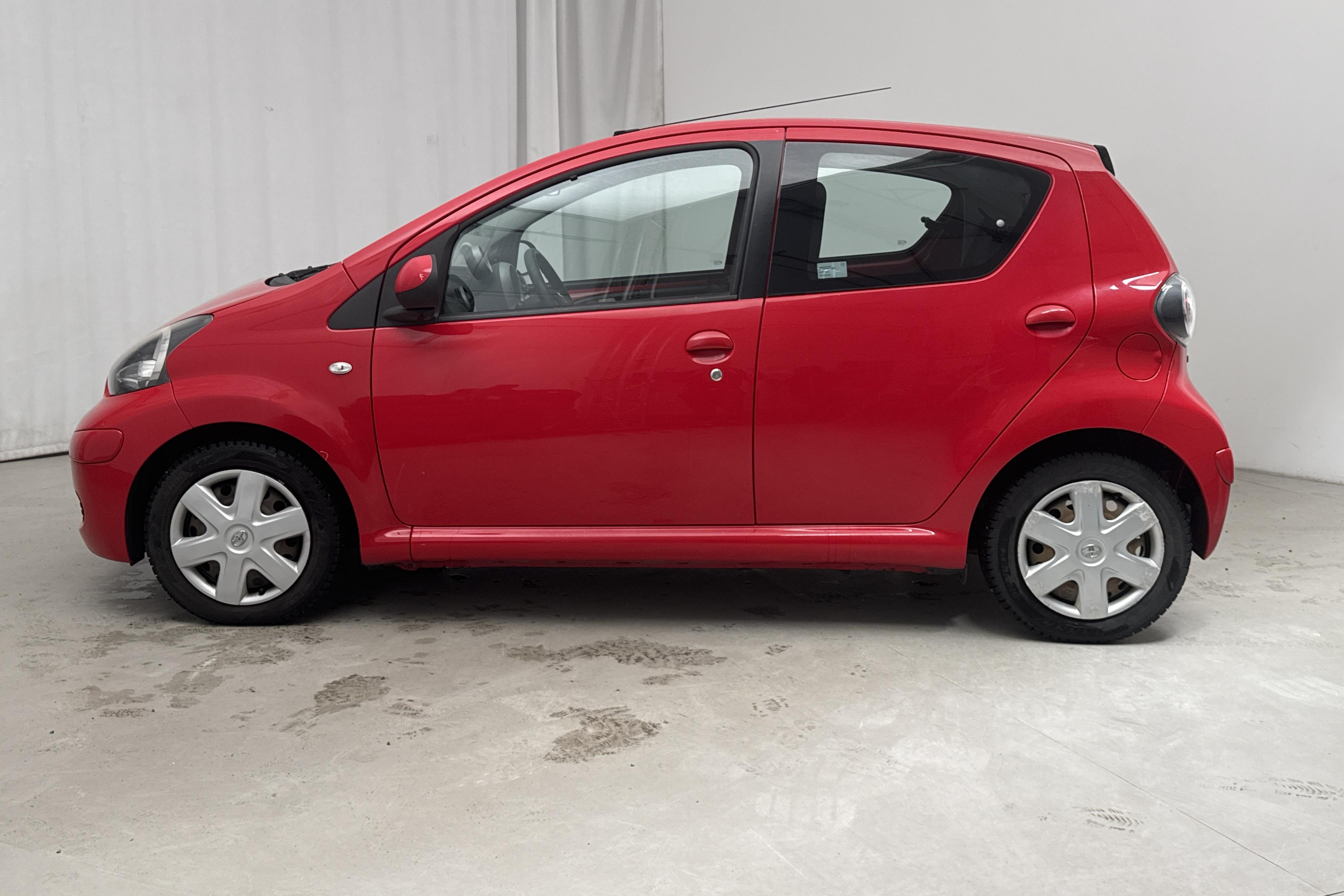 Toyota Aygo 1.0 VVT-i 5dr (68hk) - 9 406 mil - Manuell - röd - 2010