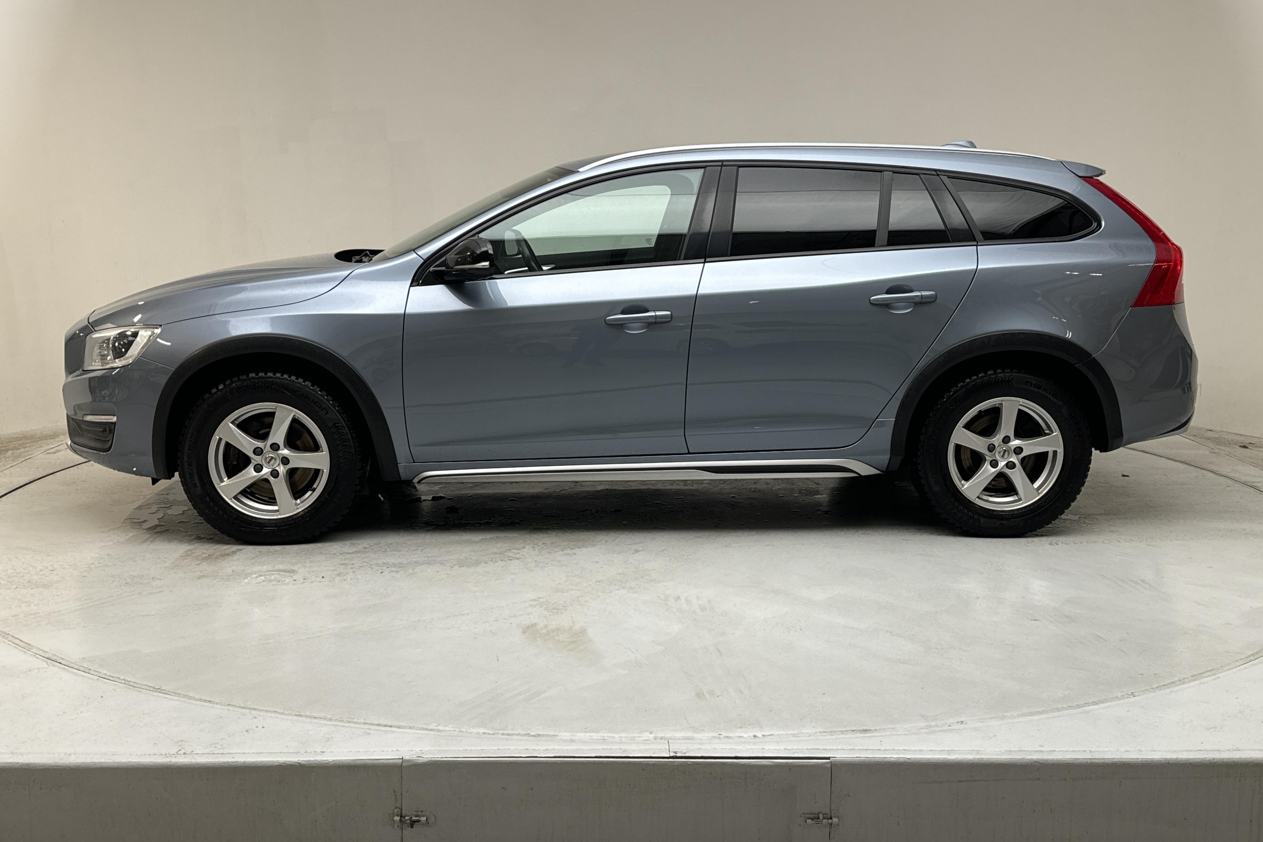 Volvo V60 D4 Cross Country (190hk) - 121 660 km - Automatic - Light Blue - 2017