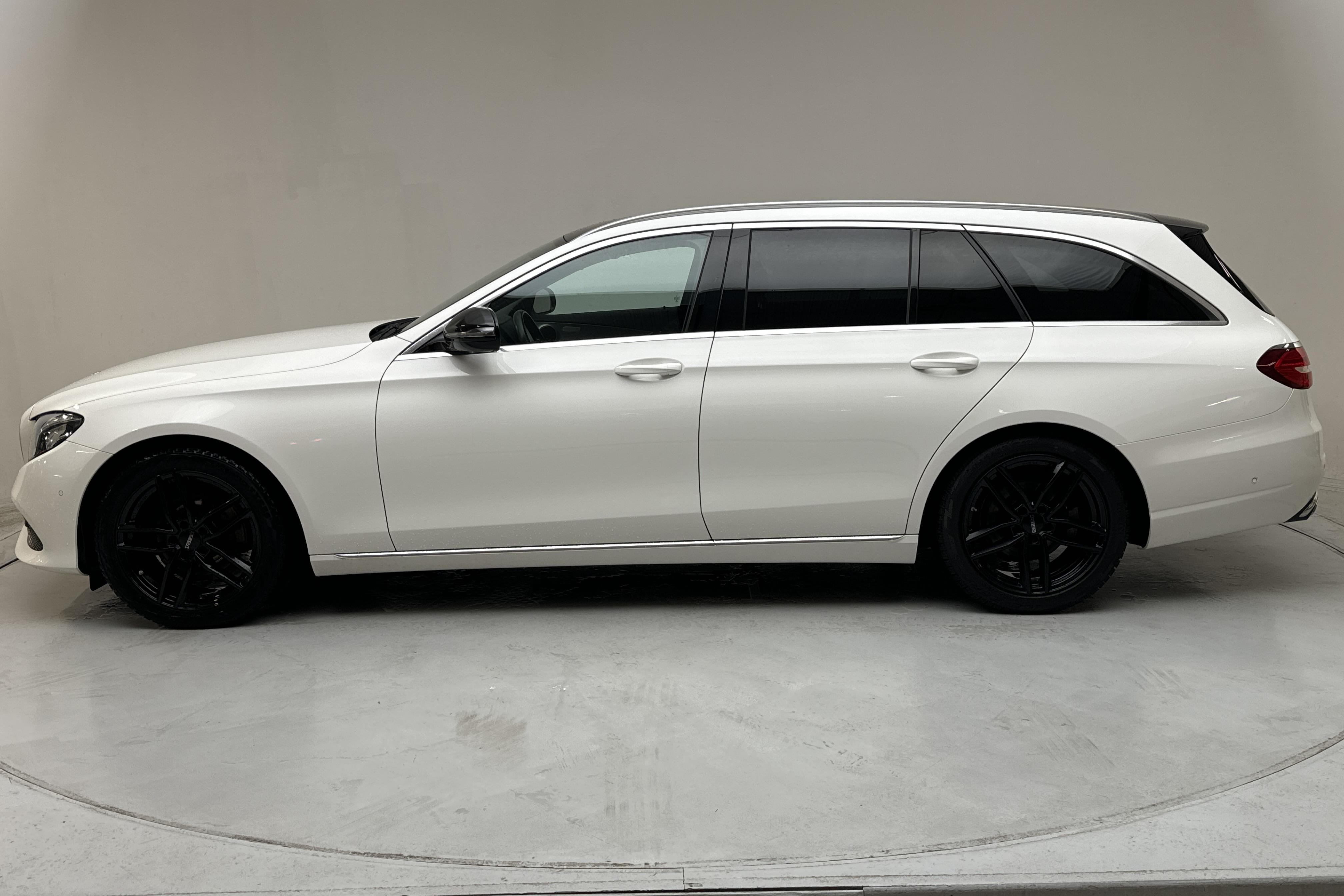 Mercedes E 220 d Kombi S213 (194hk) - 13 283 mil - Automat - vit - 2017