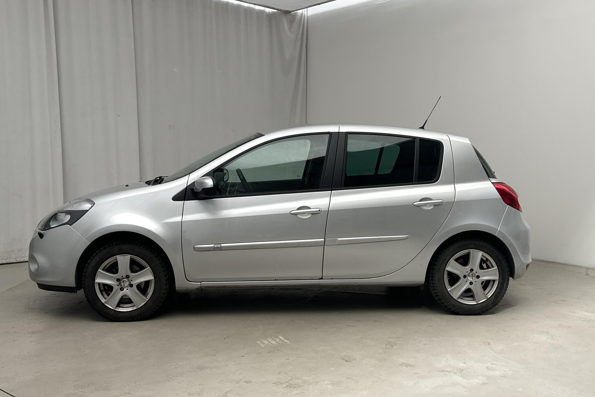 Renault Clio III 1.2 5dr (75hk) - 6 505 mil - Manuell - silver - 2012