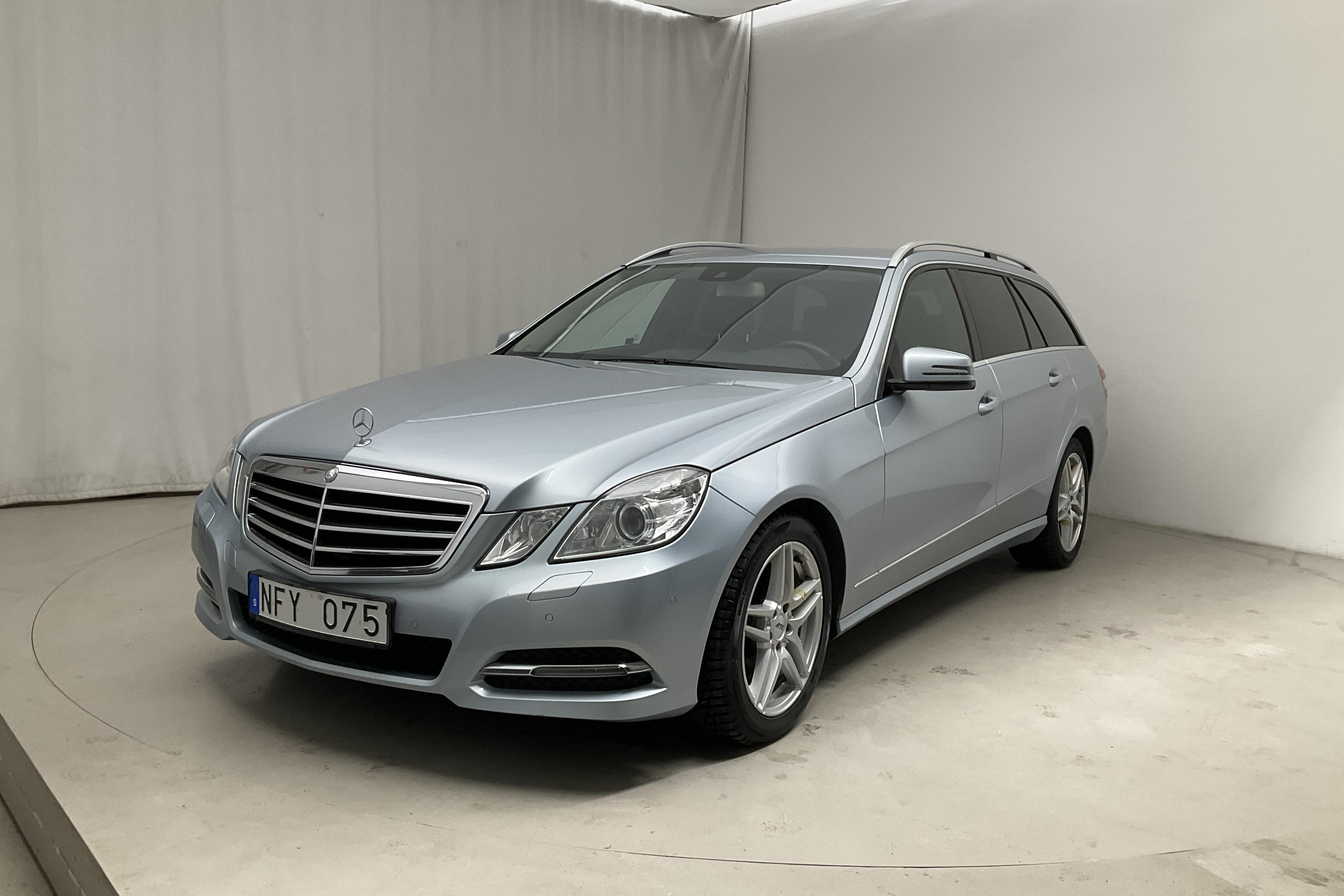 Mercedes E 300 CDI BlueTEC Hybrid Kombi S212 (204hk) - 22 355 mil - Automat - silver - 2013