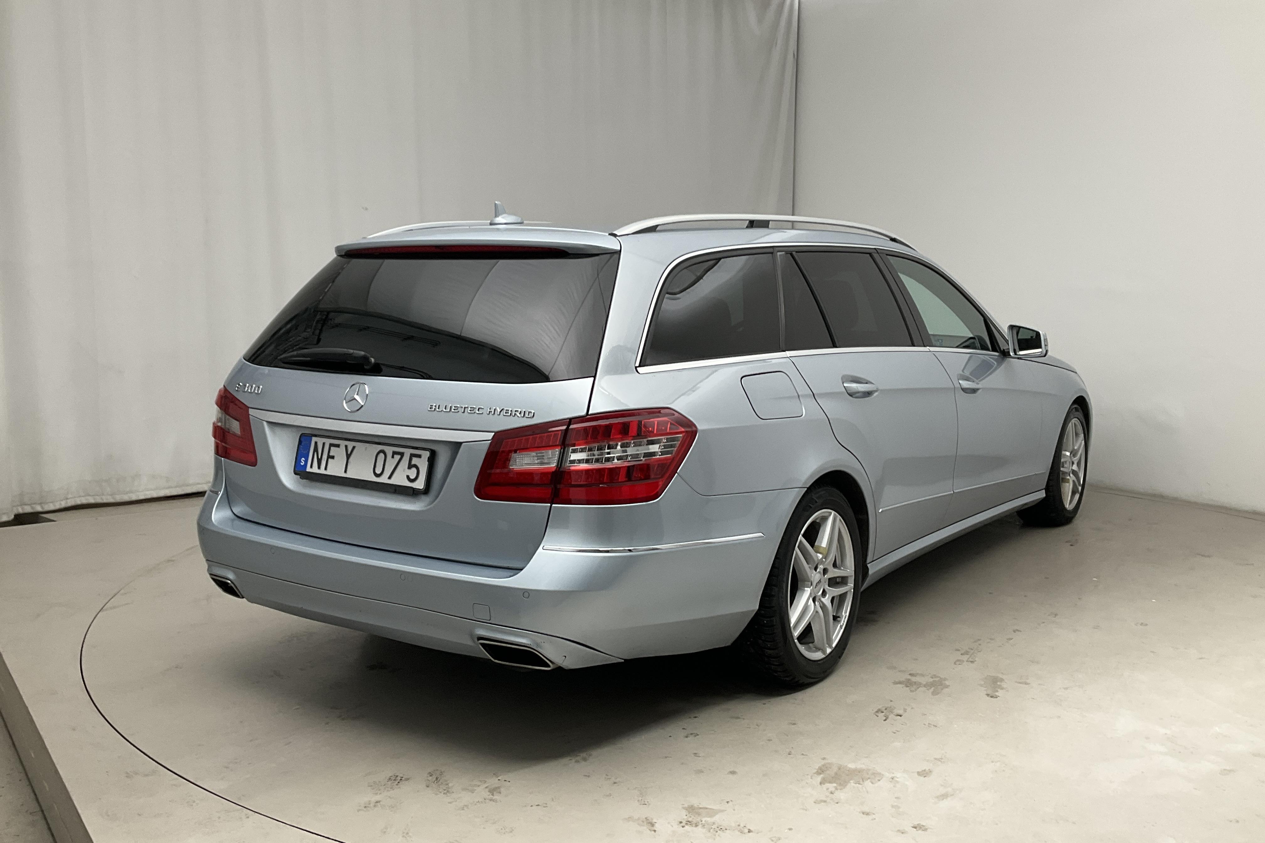 Mercedes E 300 CDI BlueTEC Hybrid Kombi S212 (204hk) - 22 355 mil - Automat - silver - 2013