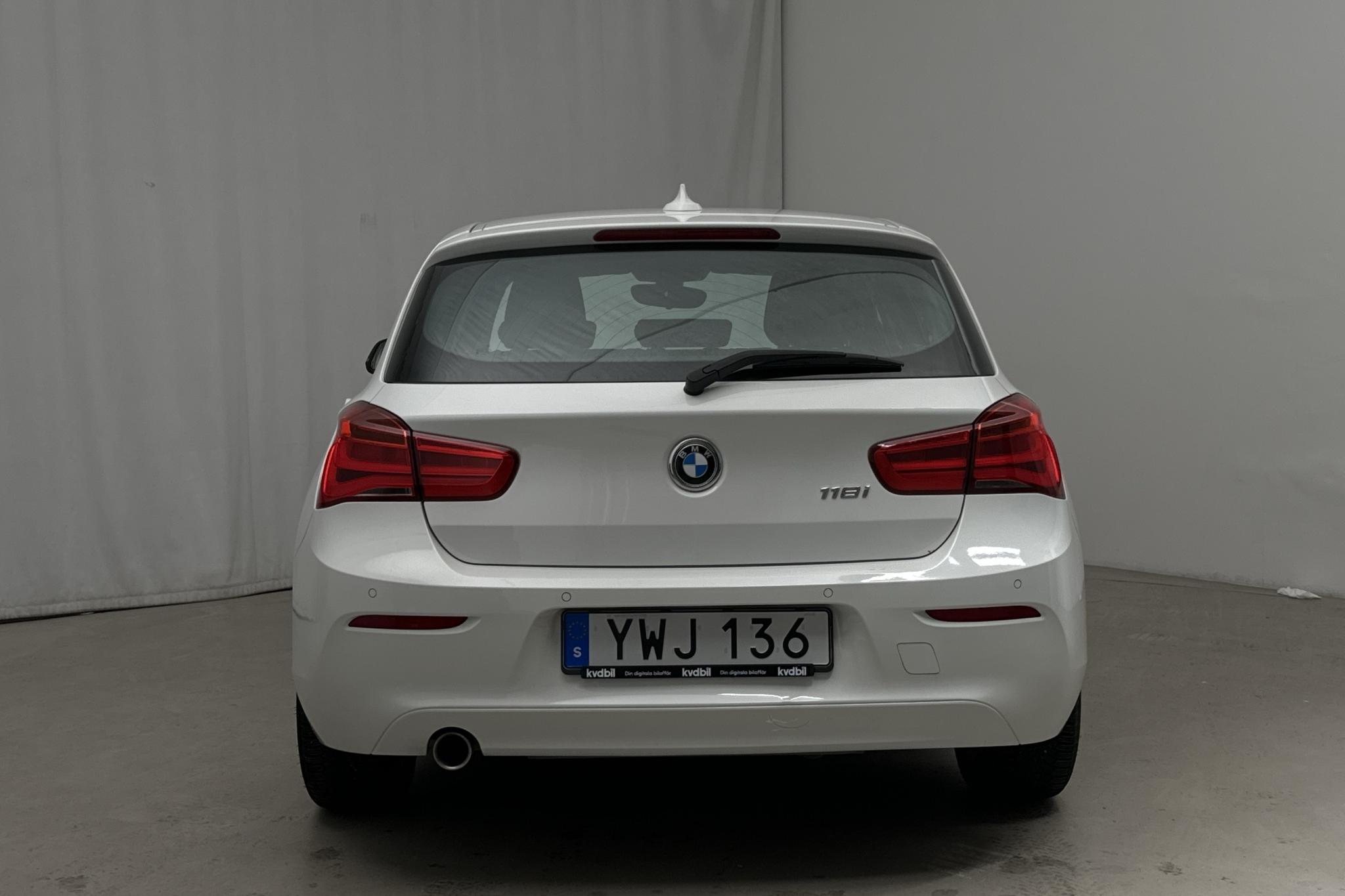 BMW 118i 5dr, F20 (136hk) - 21 356 mil - Manuell - vit - 2019