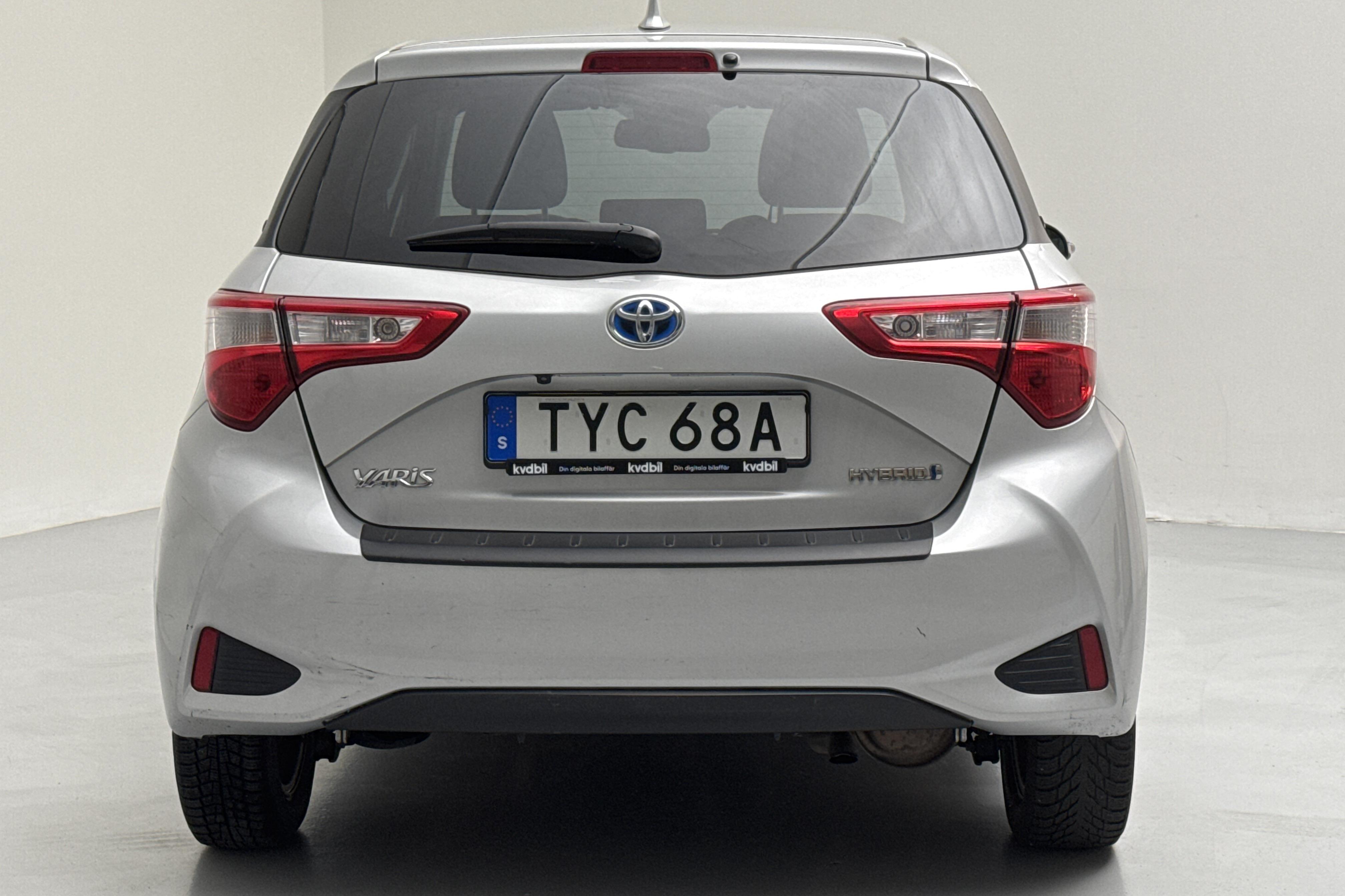 Toyota Yaris 1.5 Hybrid 5dr (101hk) - 66 450 km - Automatyczna - srebro - 2019