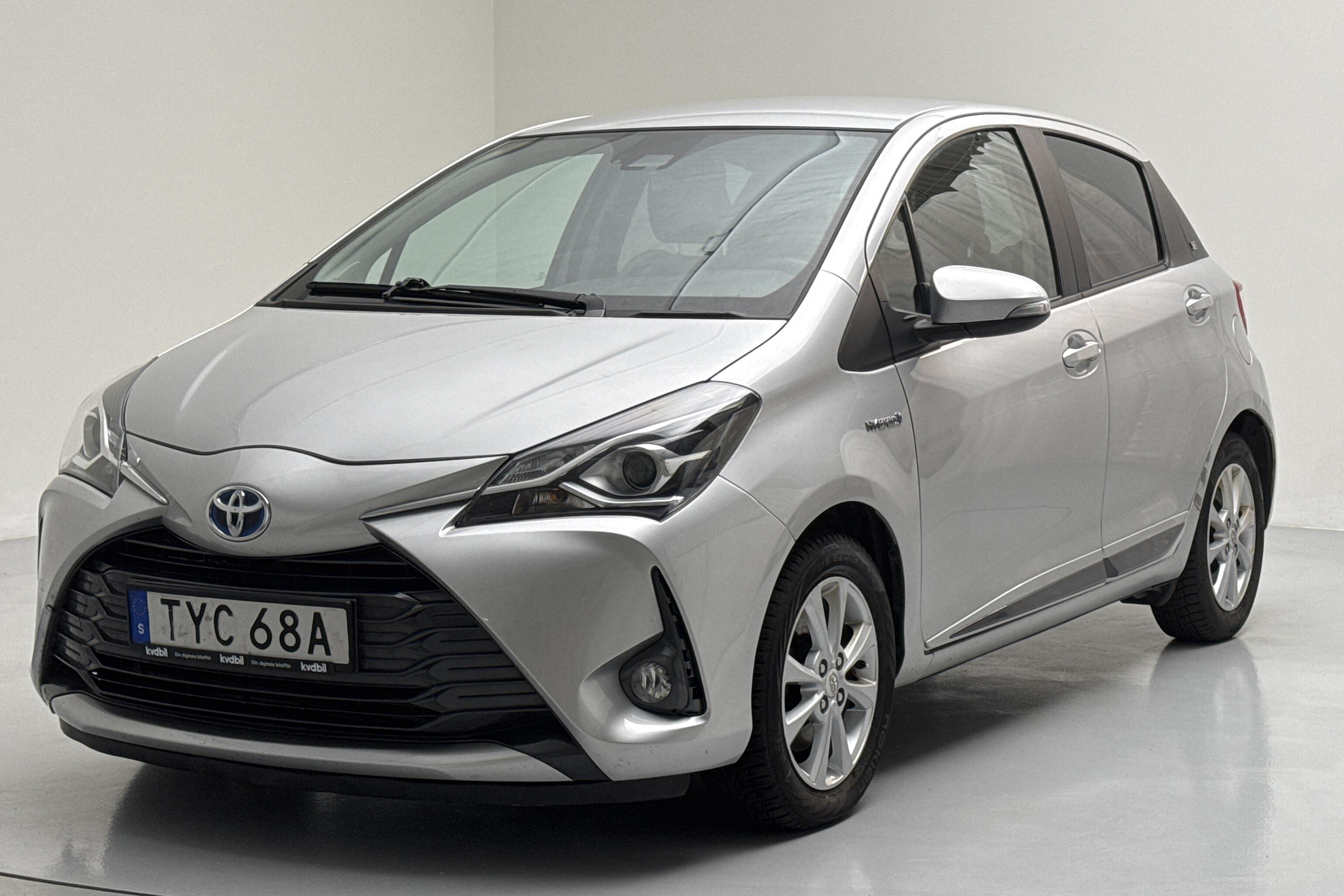 Toyota Yaris 1.5 Hybrid 5dr (101hk) - 66 450 km - Automatyczna - srebro - 2019