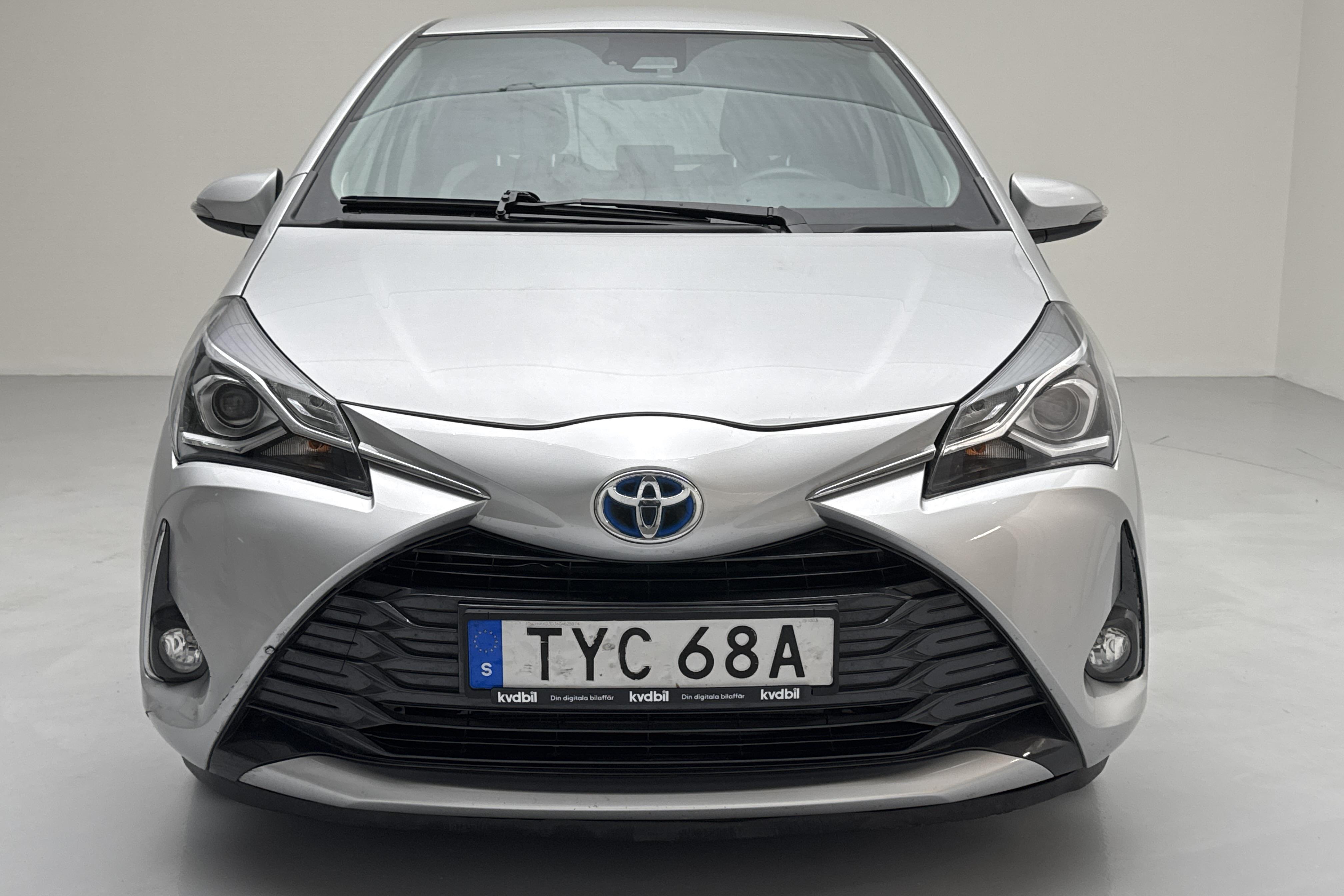 Toyota Yaris 1.5 Hybrid 5dr (101hk) - 66 450 km - Automatyczna - srebro - 2019