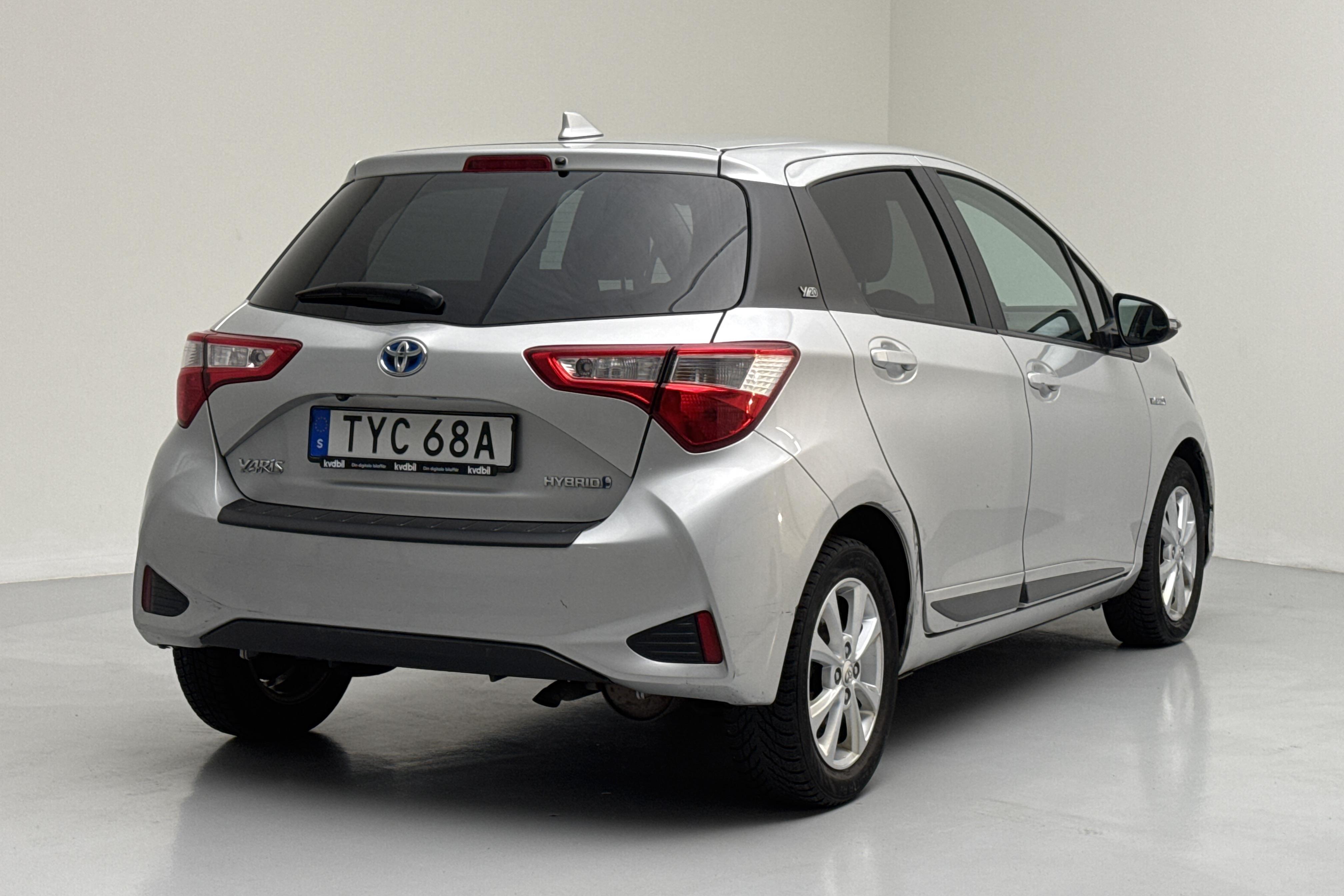 Toyota Yaris 1.5 Hybrid 5dr (101hk) - 66 450 km - Automatyczna - srebro - 2019