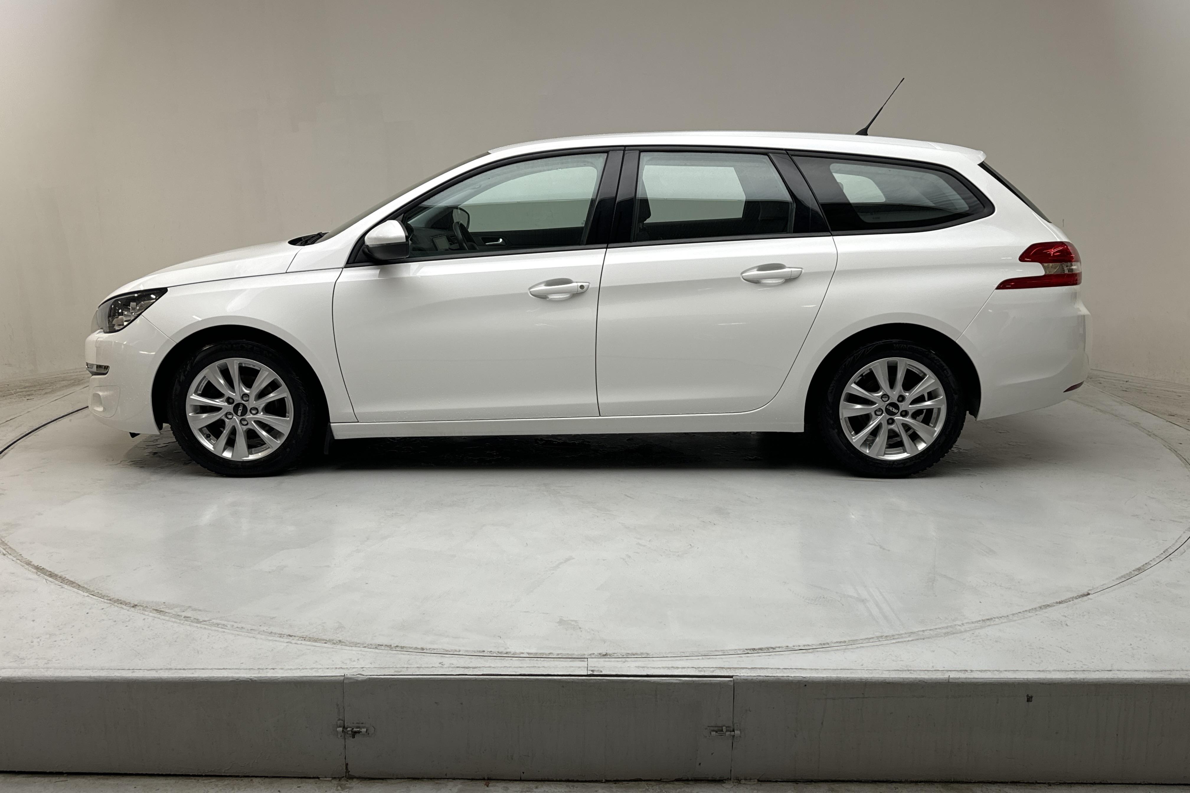 Peugeot 308 SW BlueHDi (120hk) - 60 600 km - Manual - white - 2016