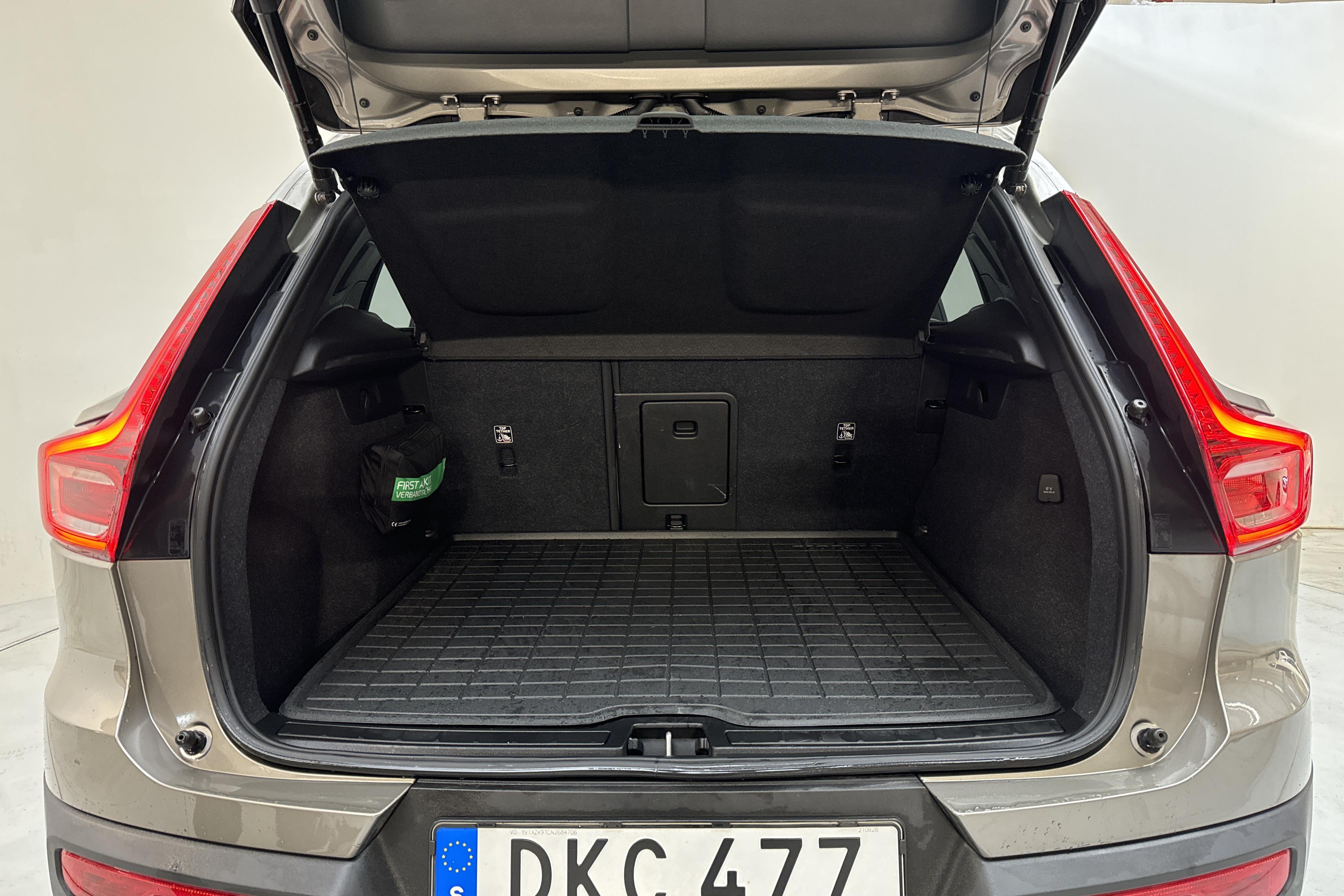 Volvo XC40 B4 AWD (197hk) - 3 235 mil - Automat - grå - 2022