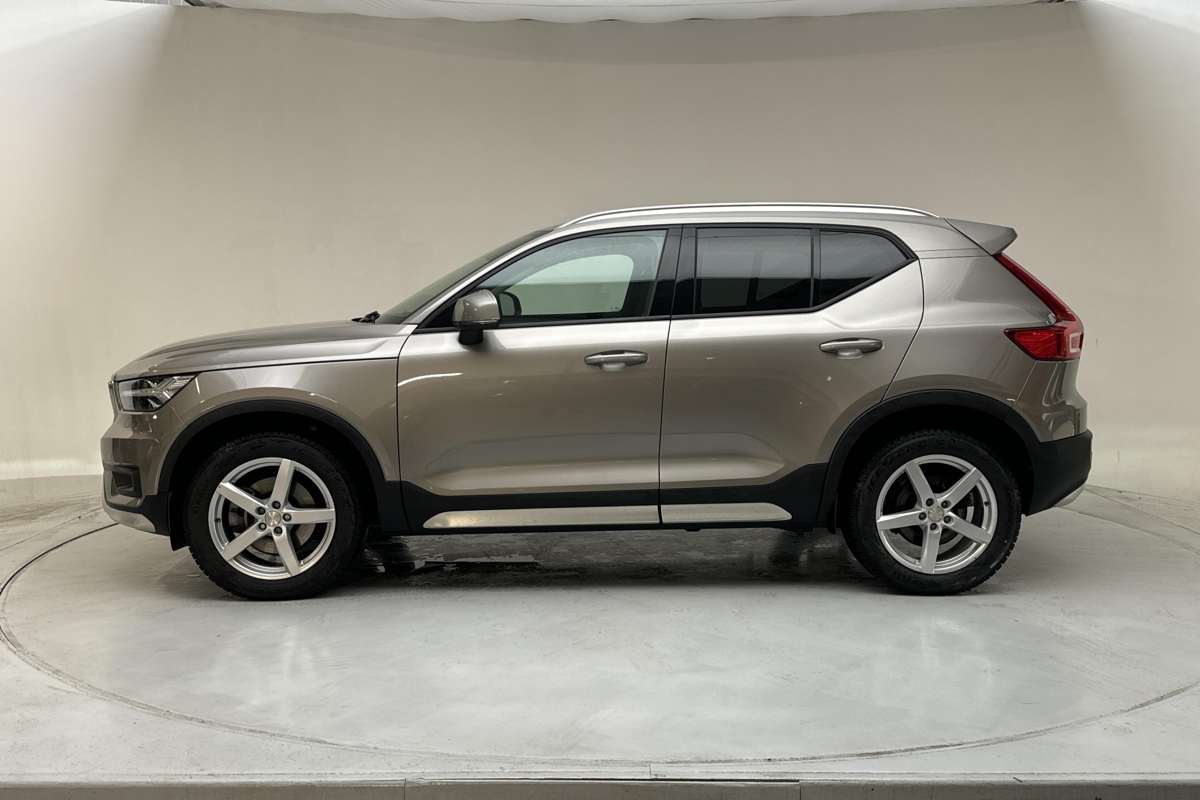 Volvo XC40 B4 AWD (197hk) - 3 235 mil - Automat - grå - 2022