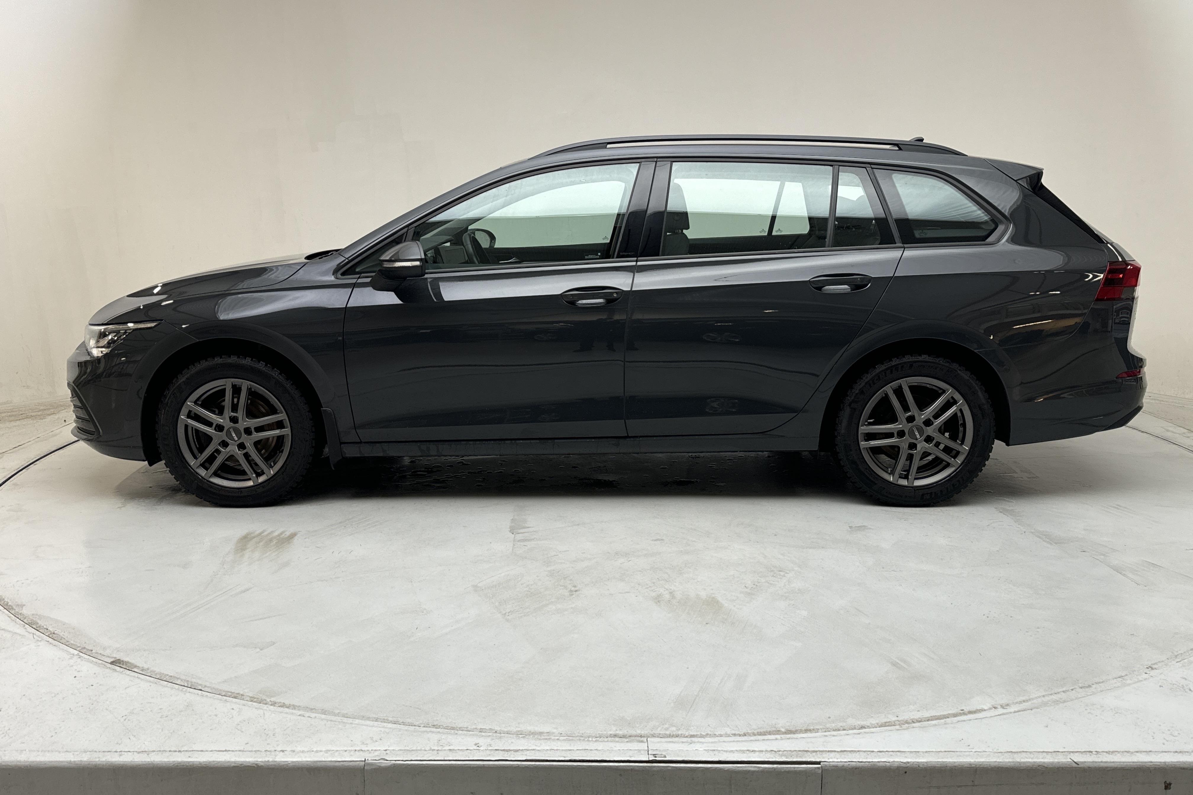 VW Golf VIII 1.5 eTSI Sportscombi (130hk) - 29 560 km - Automatyczna - szary - 2022