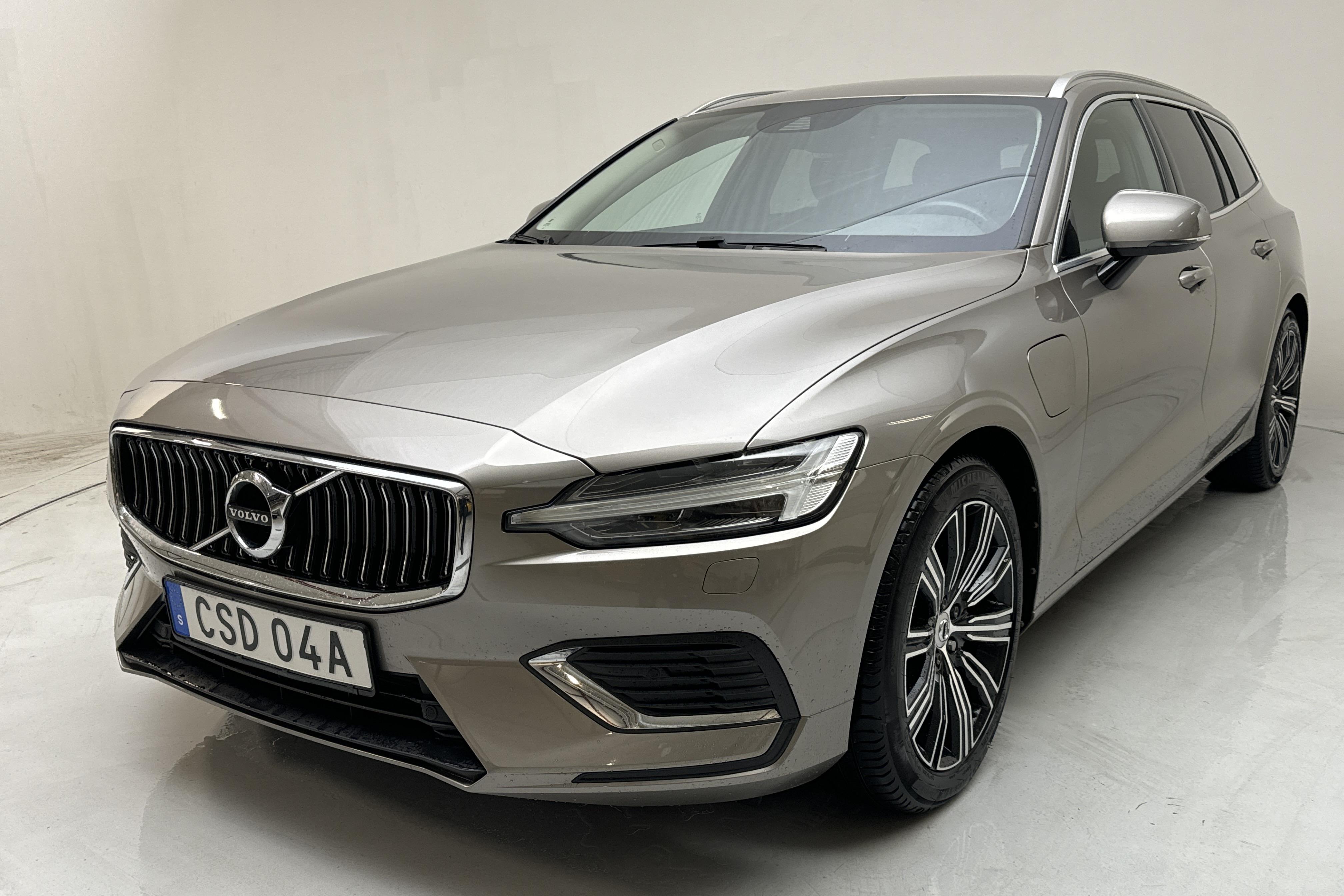 Volvo V60 T6 AWD Twin Engine (340hk) - 85 210 km - Automaatne - hall - 2021