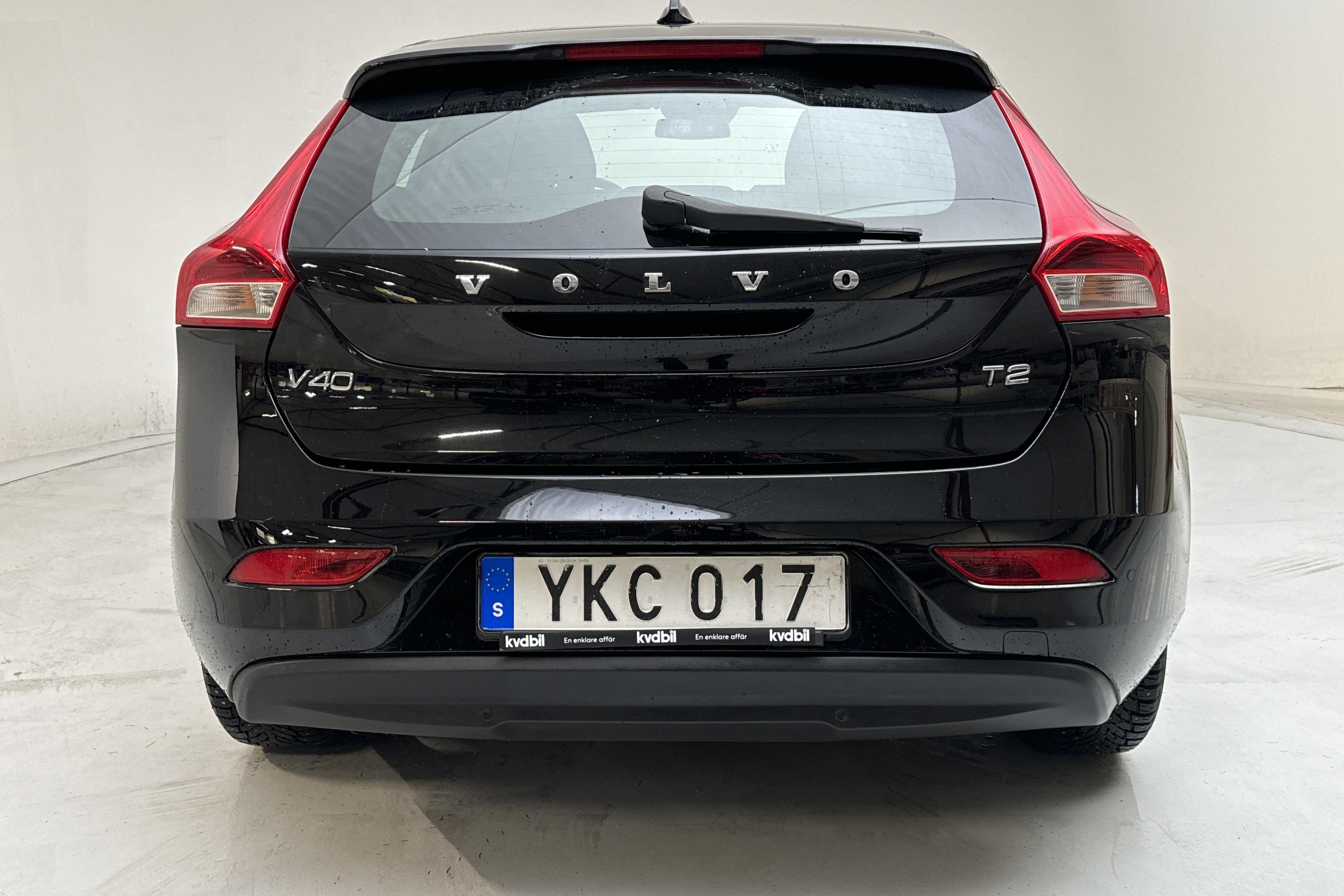 Volvo V40 T2 (122hk) - 15 073 mil - Automat - svart - 2017