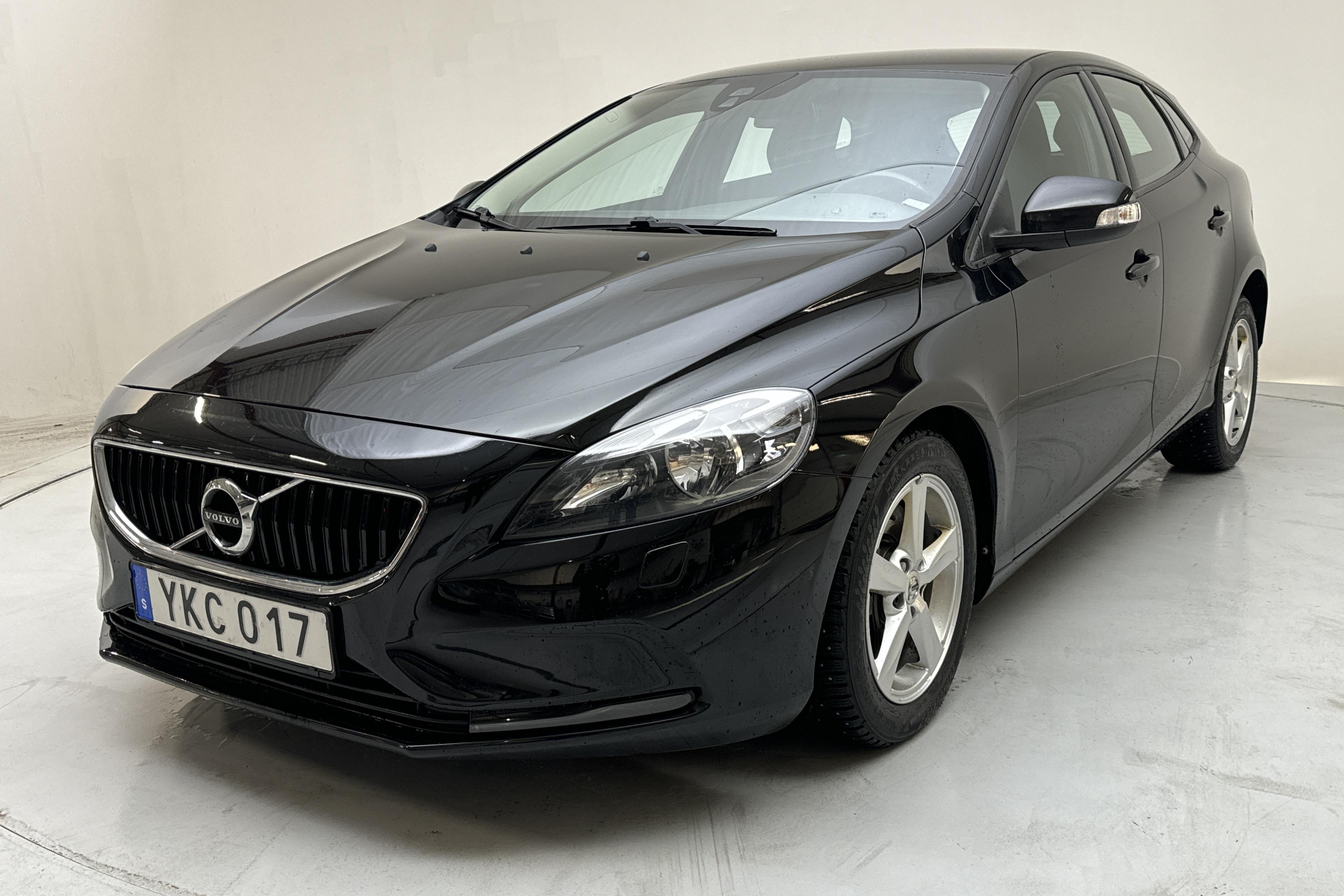 Volvo V40 T2 (122hk) - 15 073 mil - Automat - svart - 2017