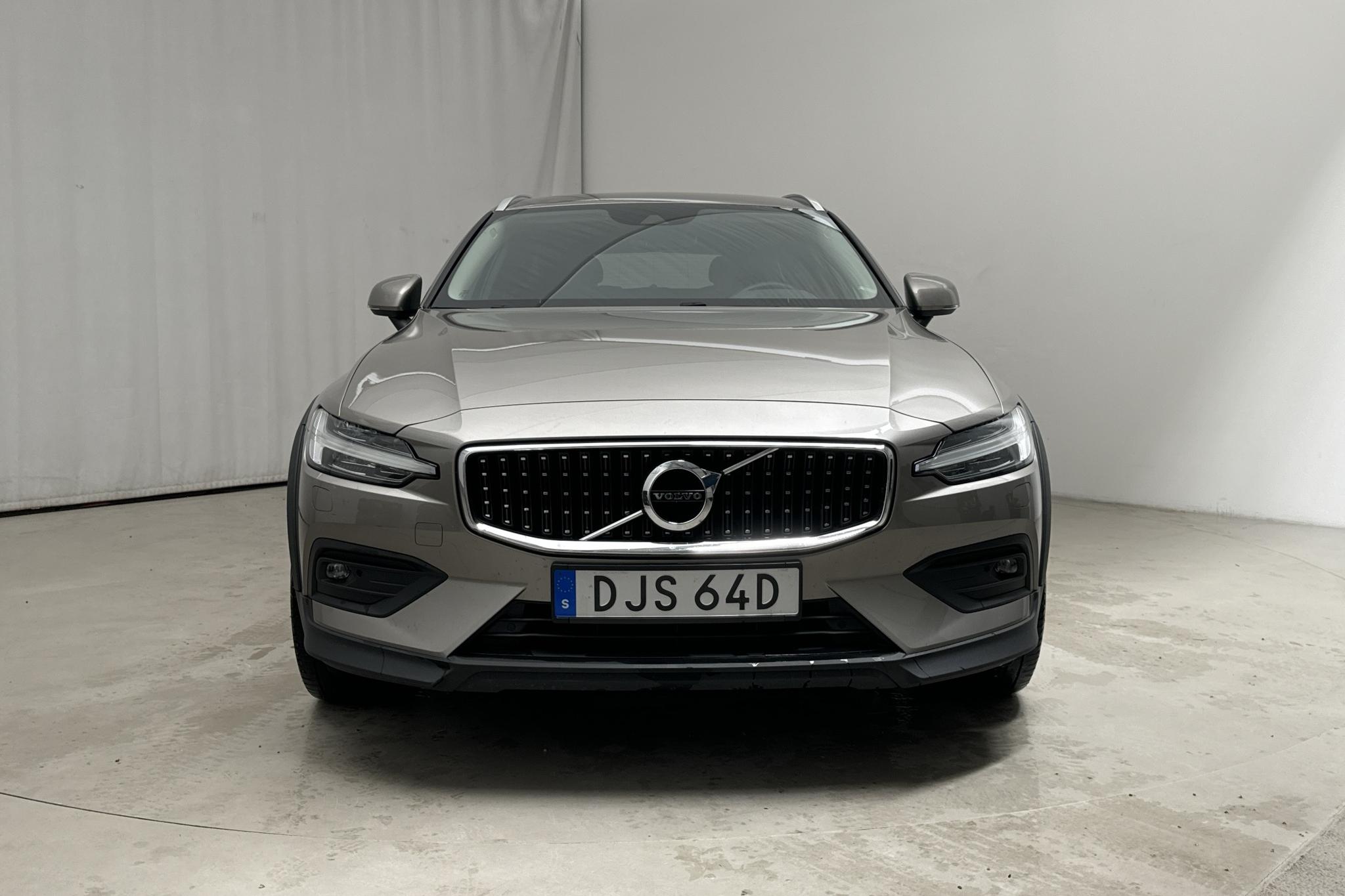 Volvo V60 B4 Cross Country AWD Mildhybrid, Diesel (197hk) - 7 624 mil - Automat - grå - 2022