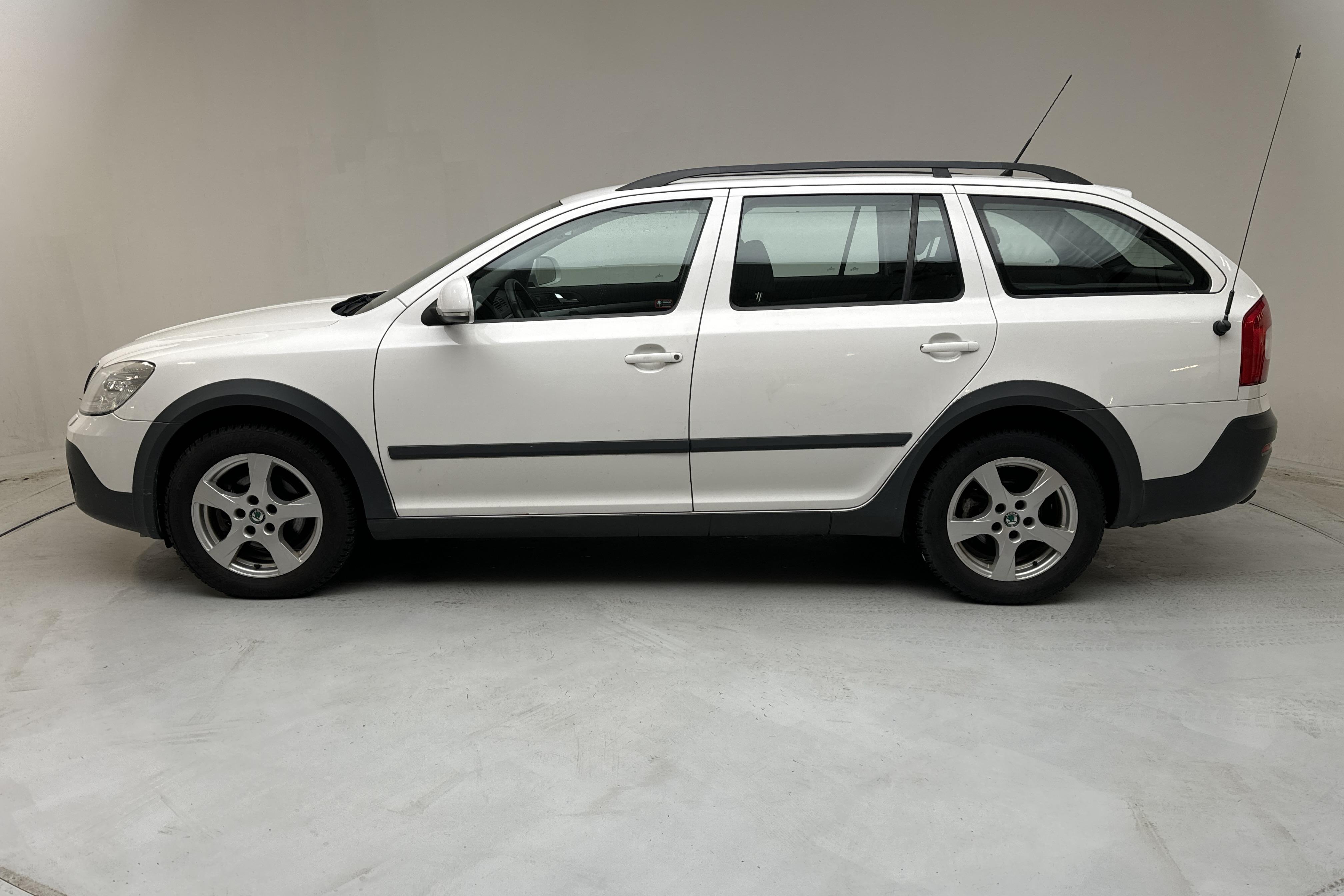 Skoda Octavia Scout II 2.0 TDI 4X4 (140hk) - 224 240 km - Manualna - biały - 2010