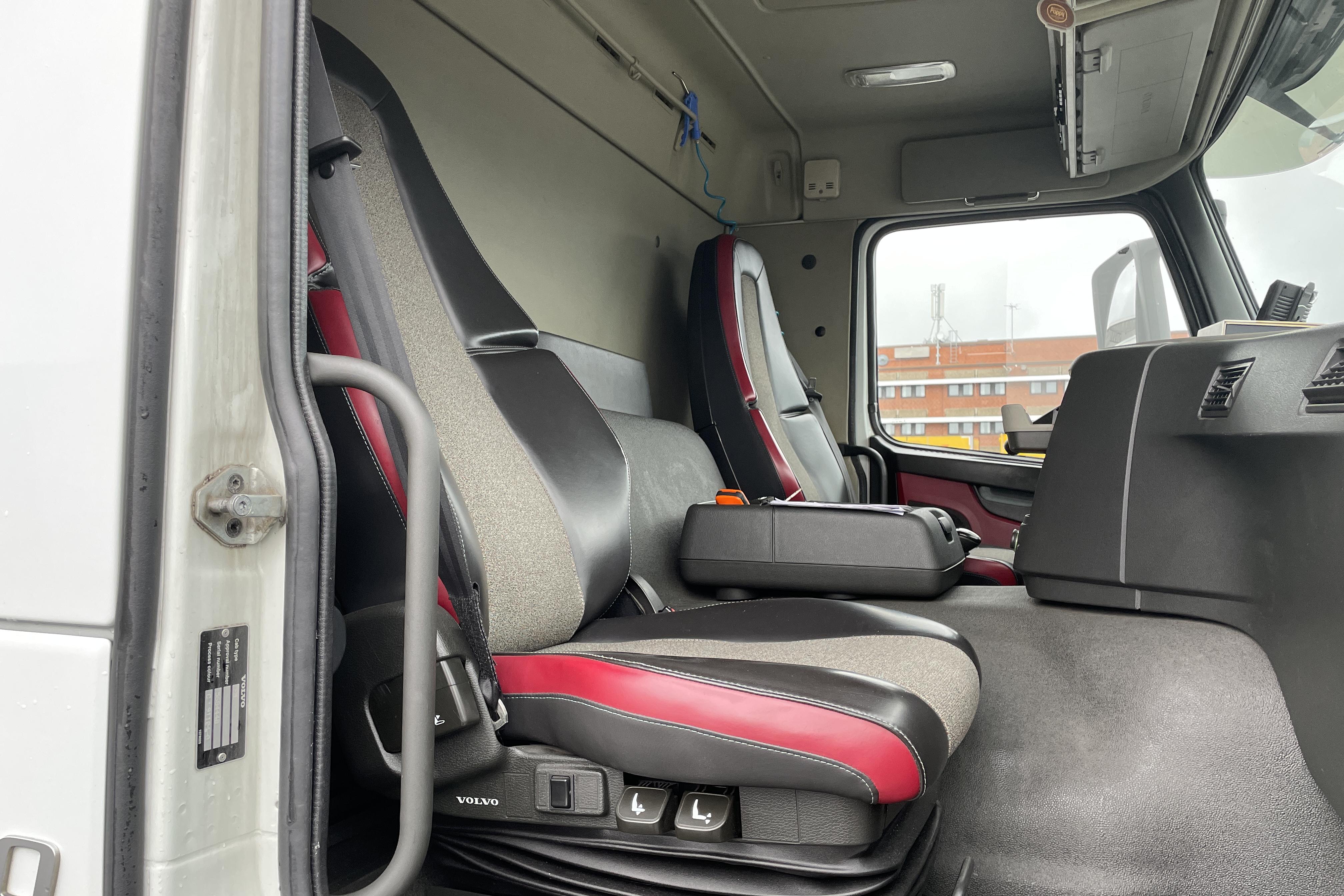 Volvo FM330 Skåpbil - 289 411 km - Automat - vit - 2015