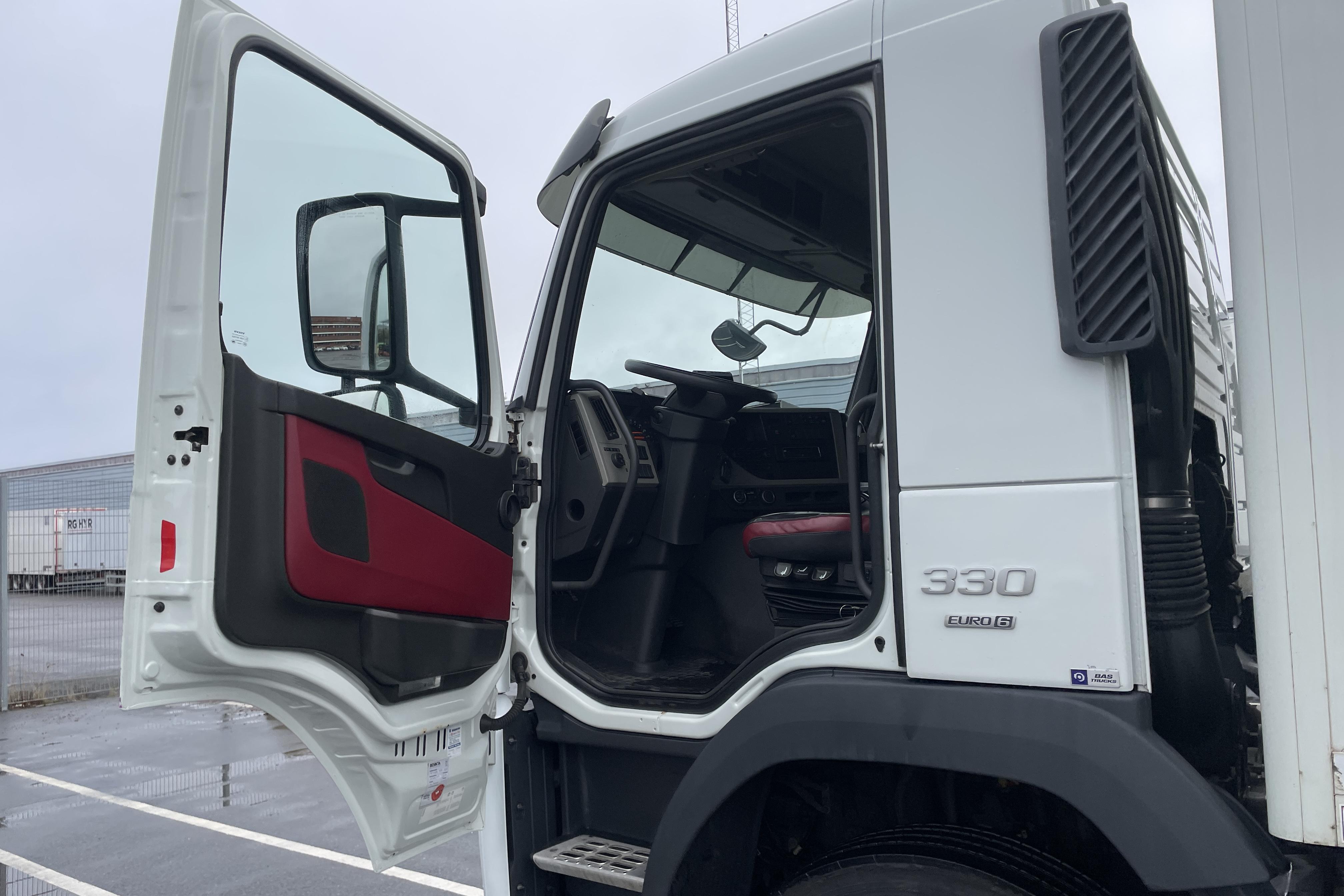 Volvo FM330 Skåpbil - 289 411 km - Automat - vit - 2015