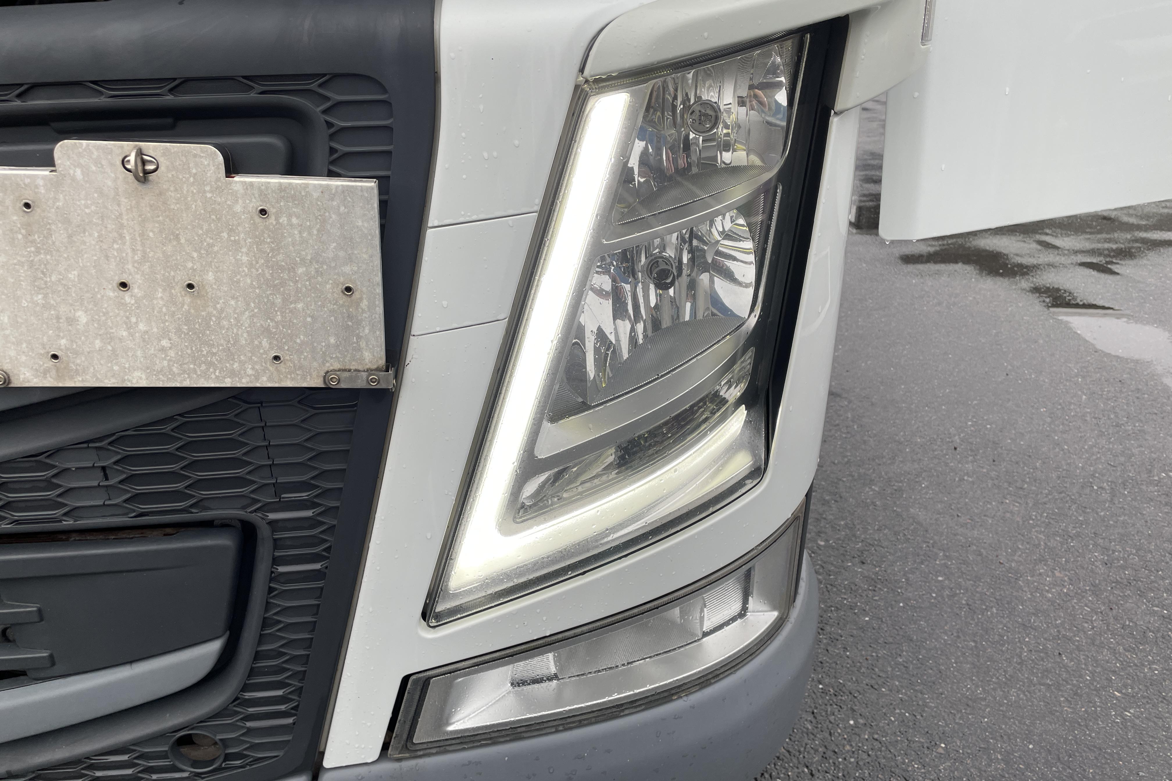 Volvo FM330 Skåpbil - 289 411 km - Automat - vit - 2015