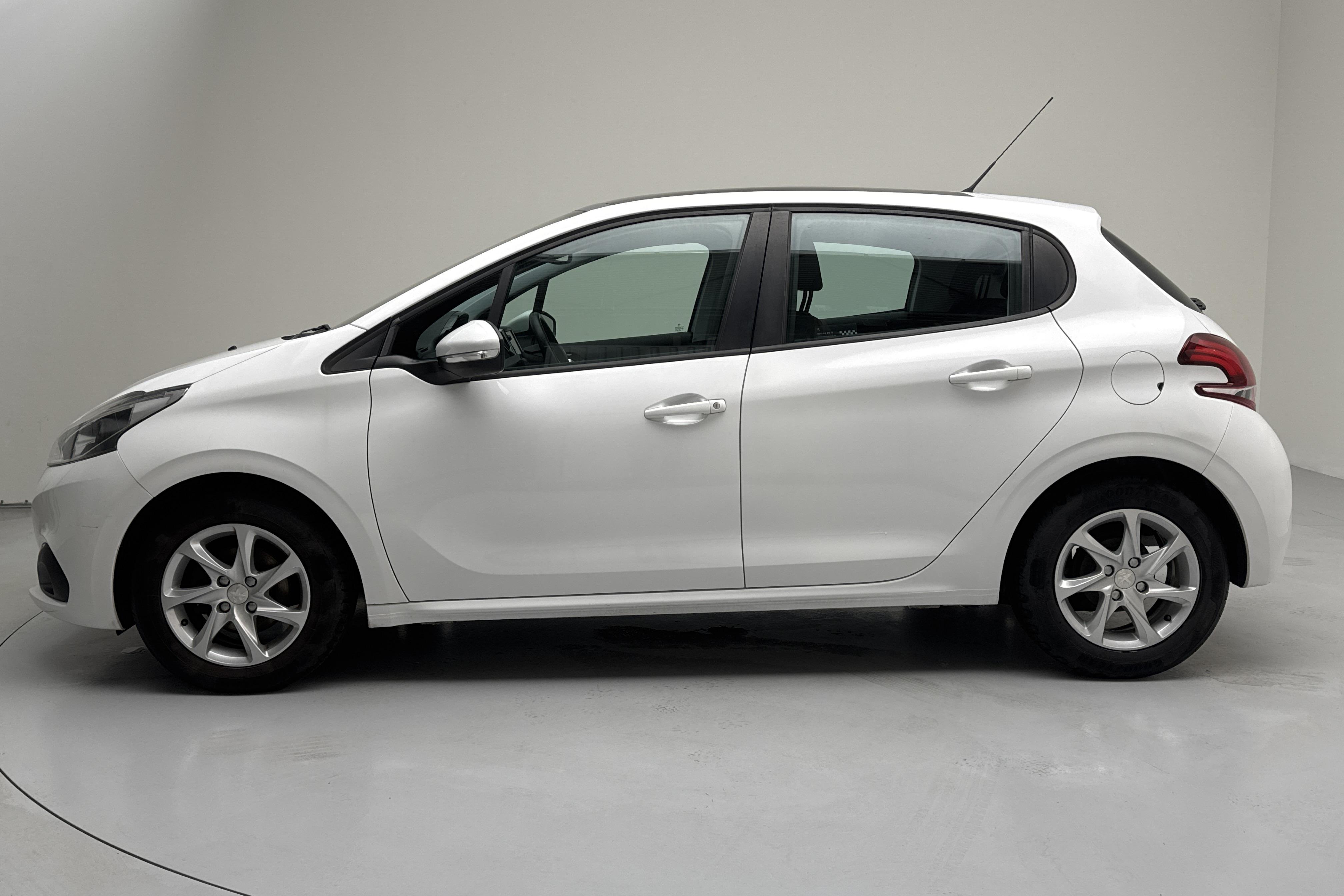 Peugeot 208 1.2 VTi 5dr (82hk) - 88 840 km - Manual - white - 2015