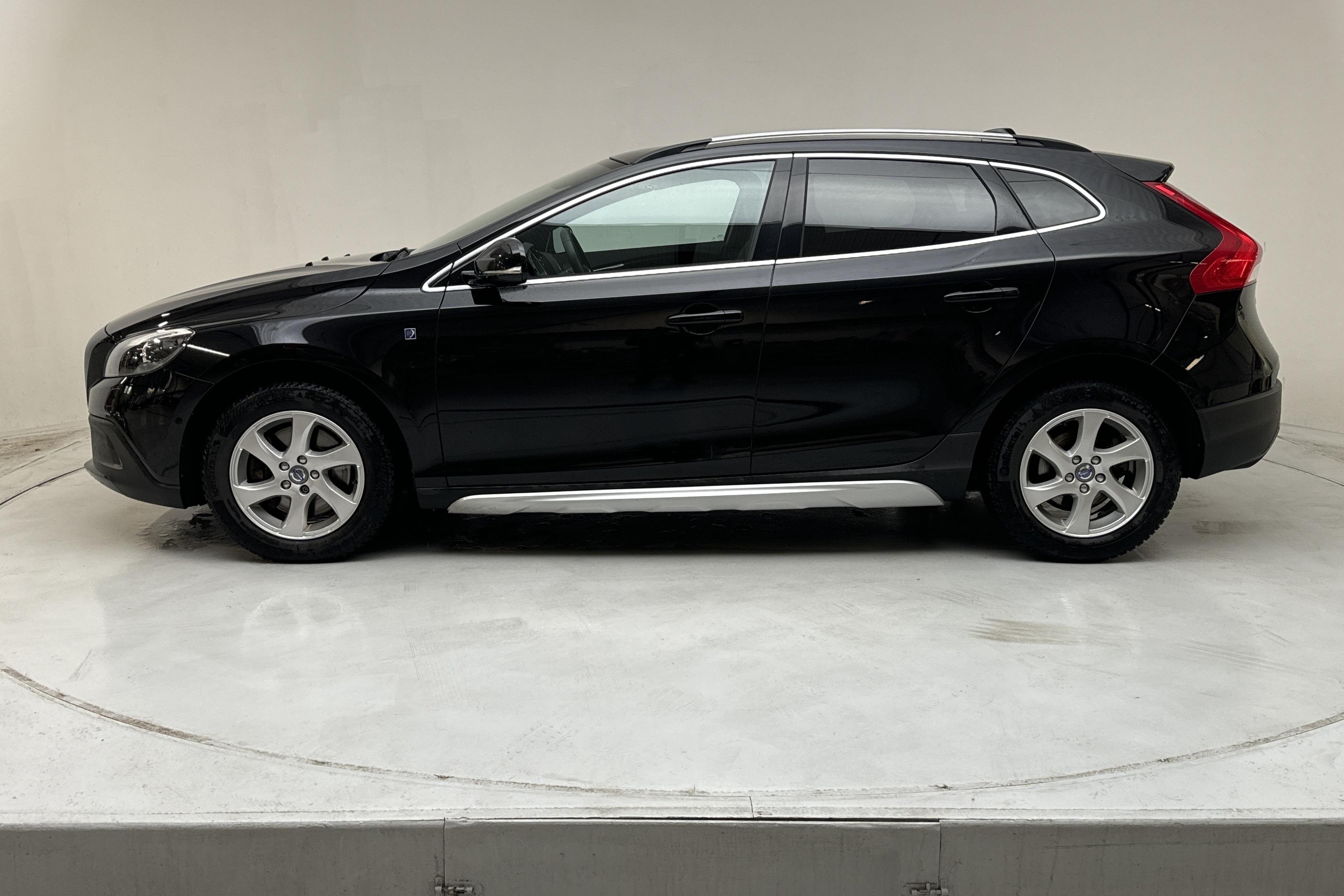 Volvo V40 Cross Country D2 (120hk) - 72 170 km - Käsitsi - must - 2016