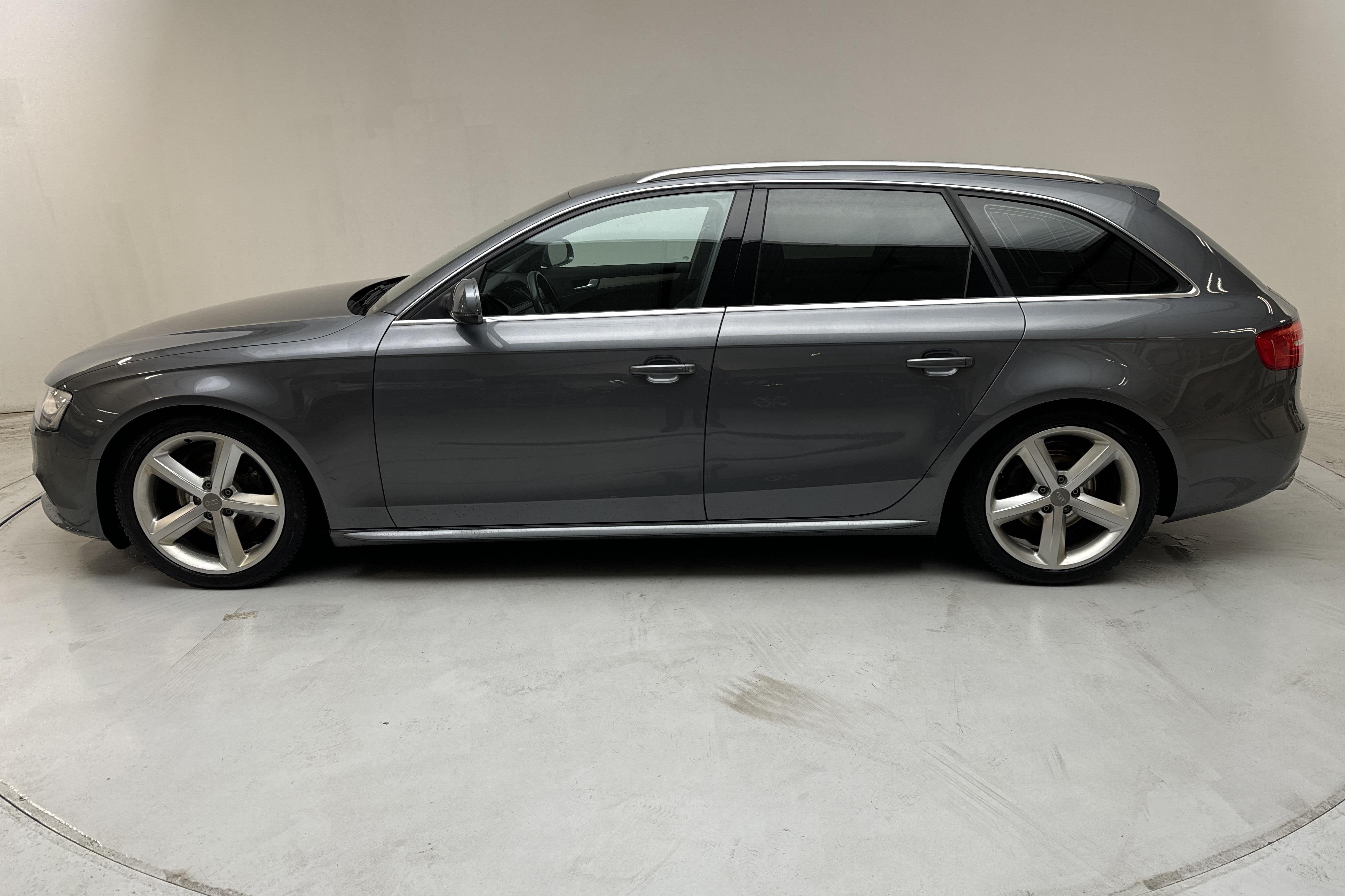 Audi A4 2.0 TDI Avant quattro (177hk) - 16 882 mil - Automat - grå - 2013