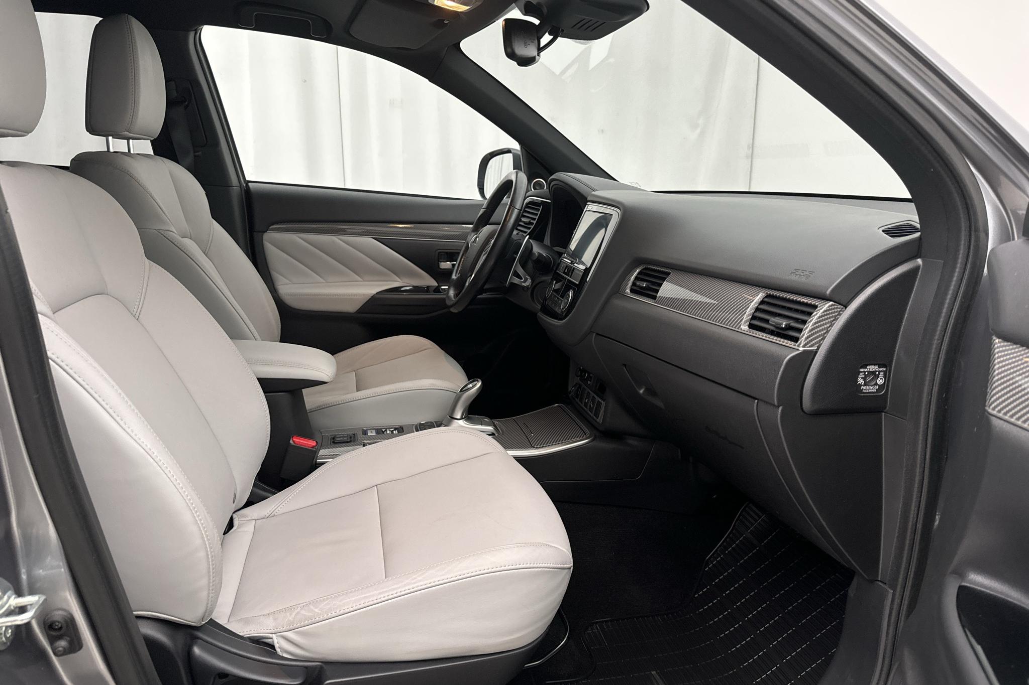 Mitsubishi Outlander 2.4 Plug-in Hybrid 4WD (136hk) - 37 430 km - Automatyczna - szary - 2019