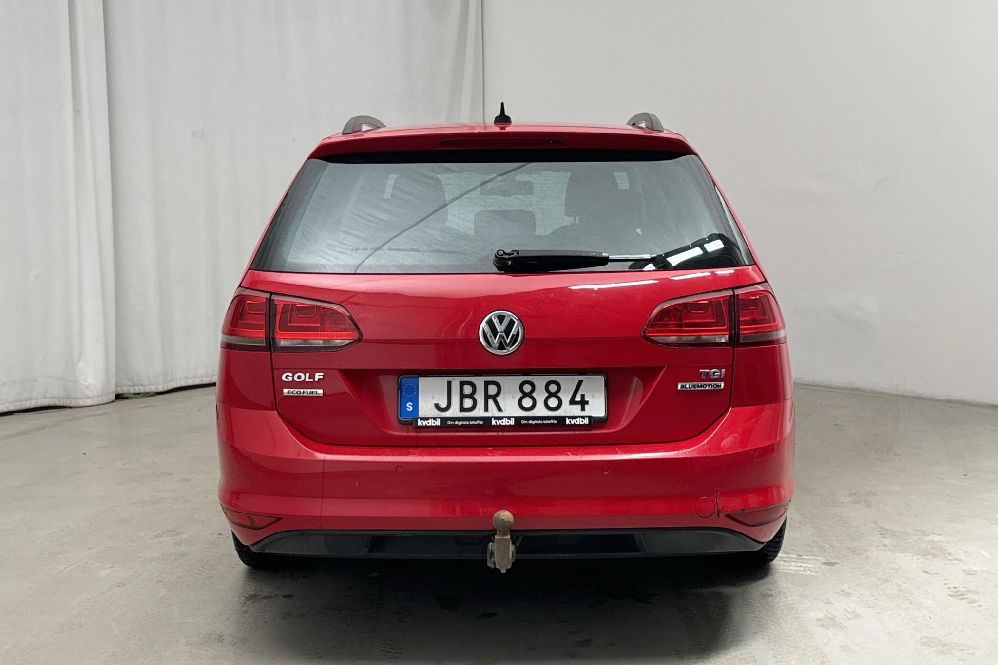 VW Golf VII 1.4 TGI BlueMotion Sportscombi (110hk) - 22 880 mil - Automat - röd - 2016