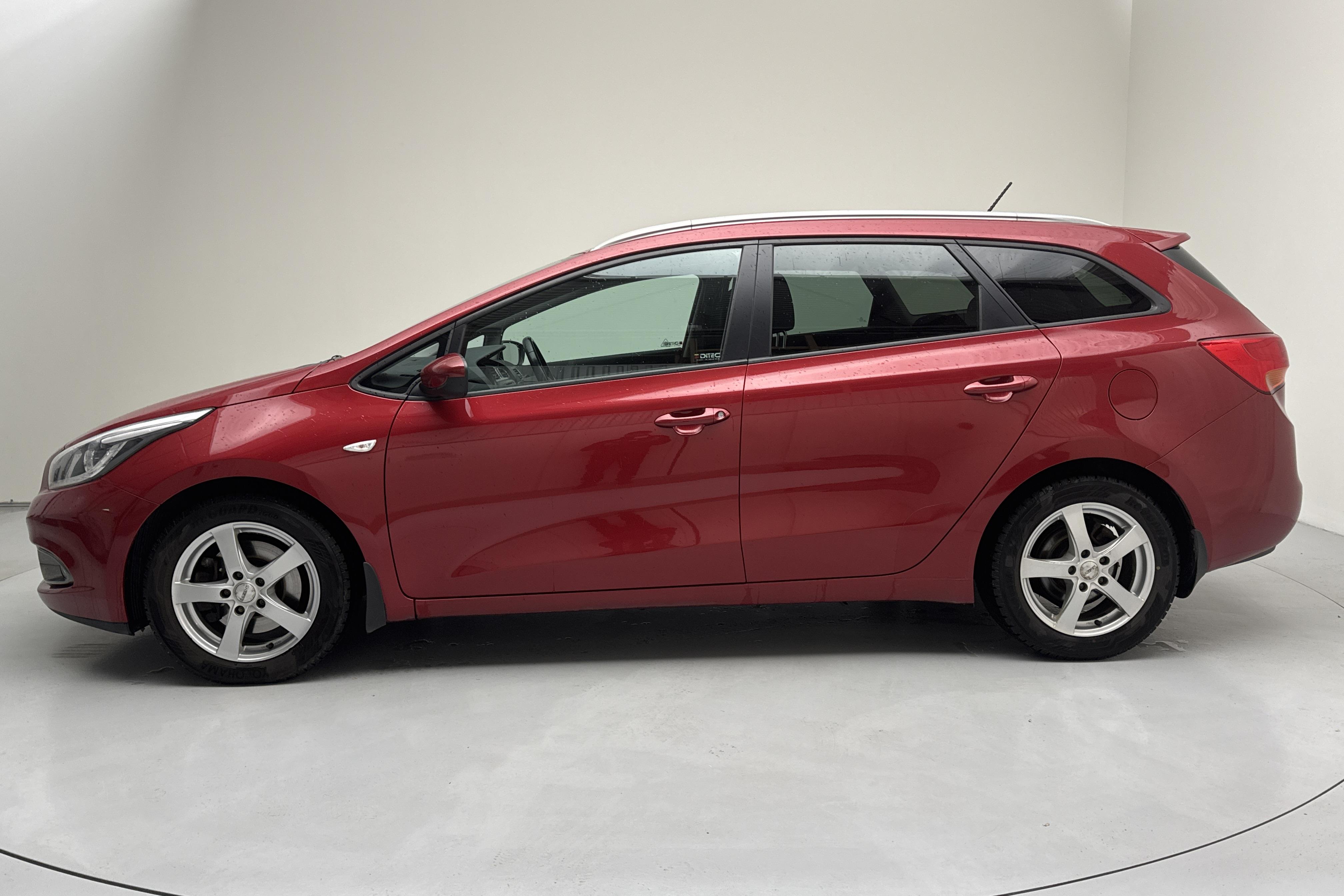 KIA Cee'd 1.4 CRDi SW (90hk) - 147 030 km - Käsitsi - punane - 2014