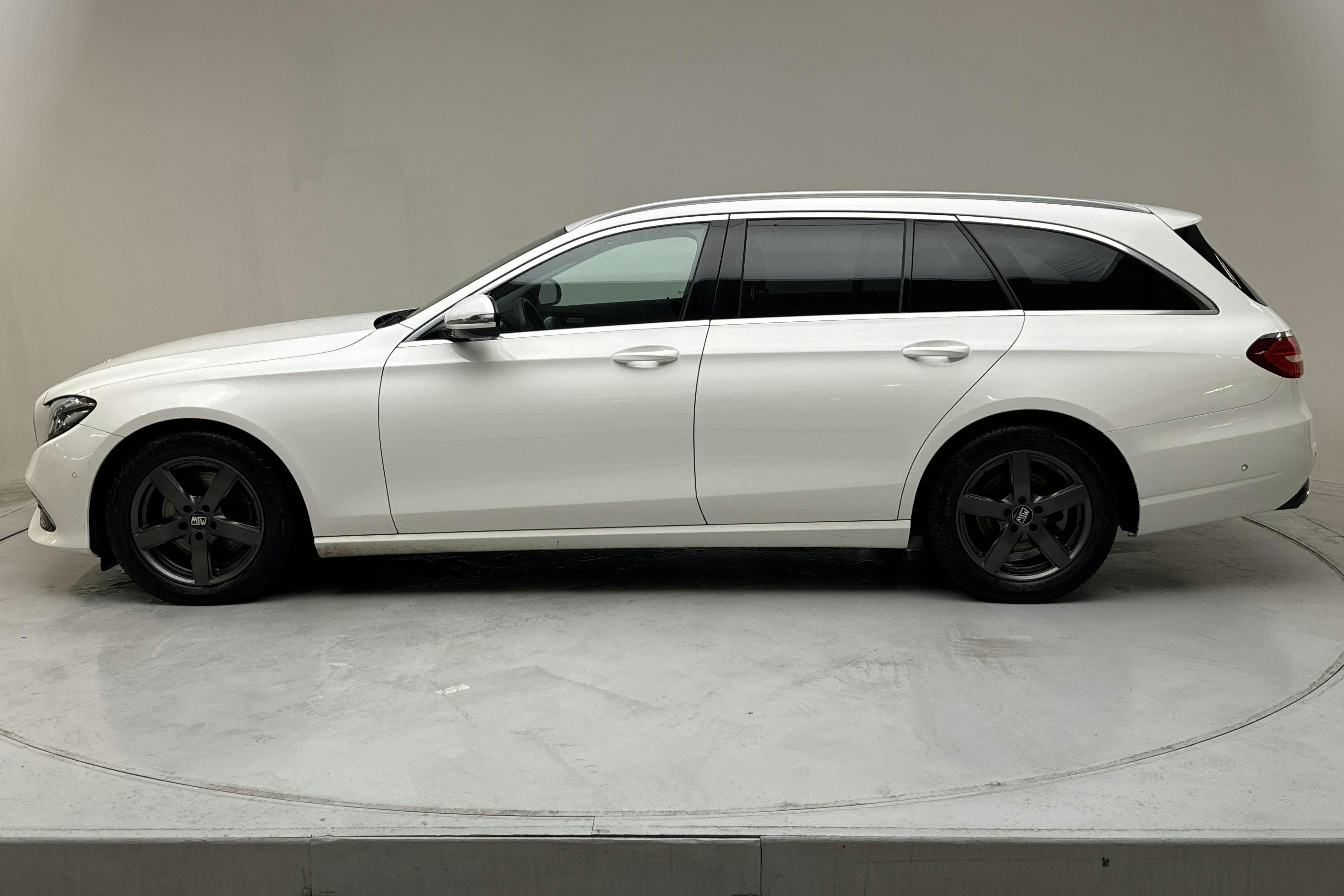 Mercedes E 220 d 4MATIC Kombi S213 (194hk) - 105 080 km - Automatyczna - biały - 2020